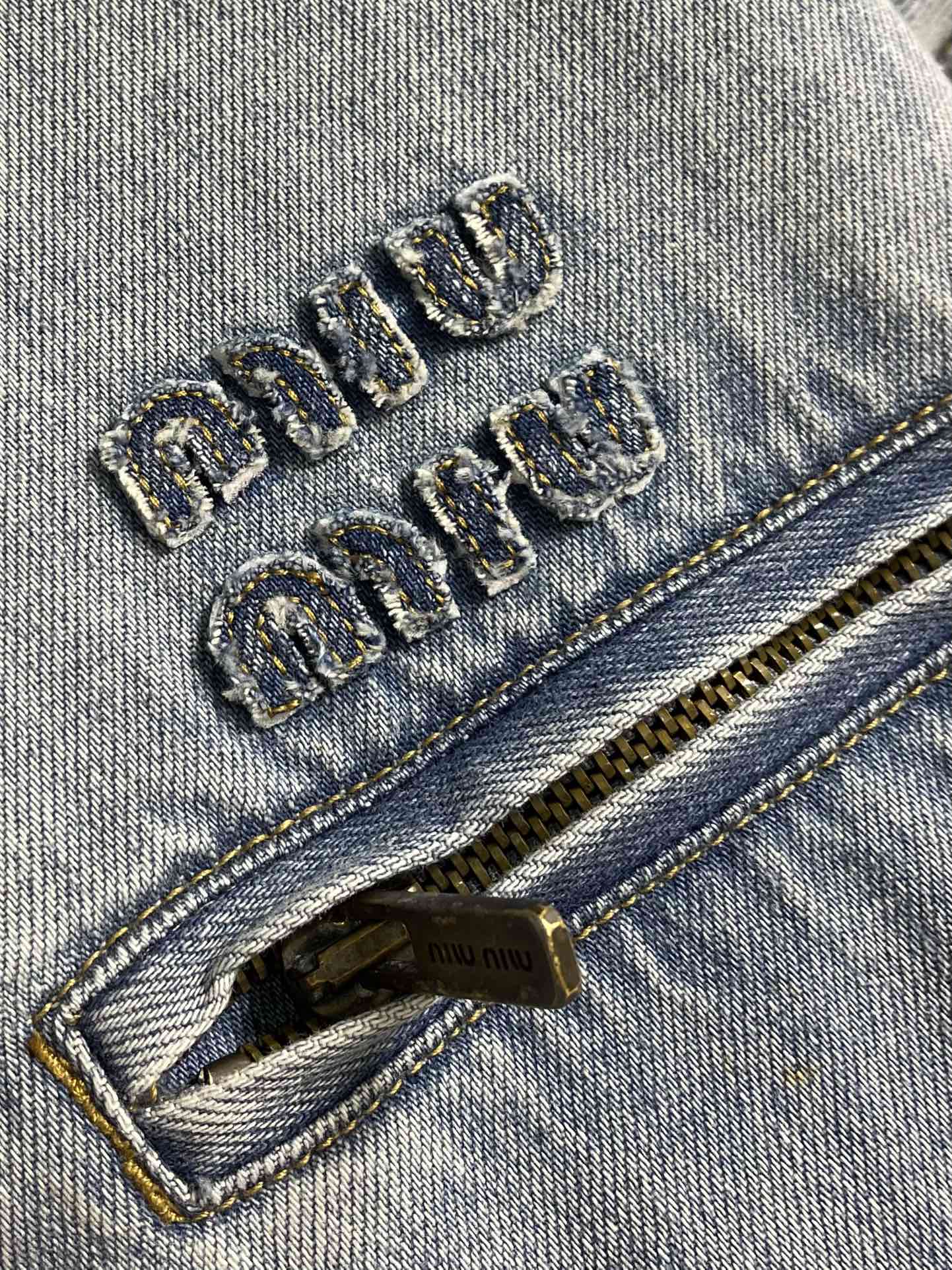 MiuMIU 灯芯绒领做旧牛仔棉服夹克，定制日本进口12oz斜纹编织丹宁面料，纱线经环锭纺处理，保留粗粝