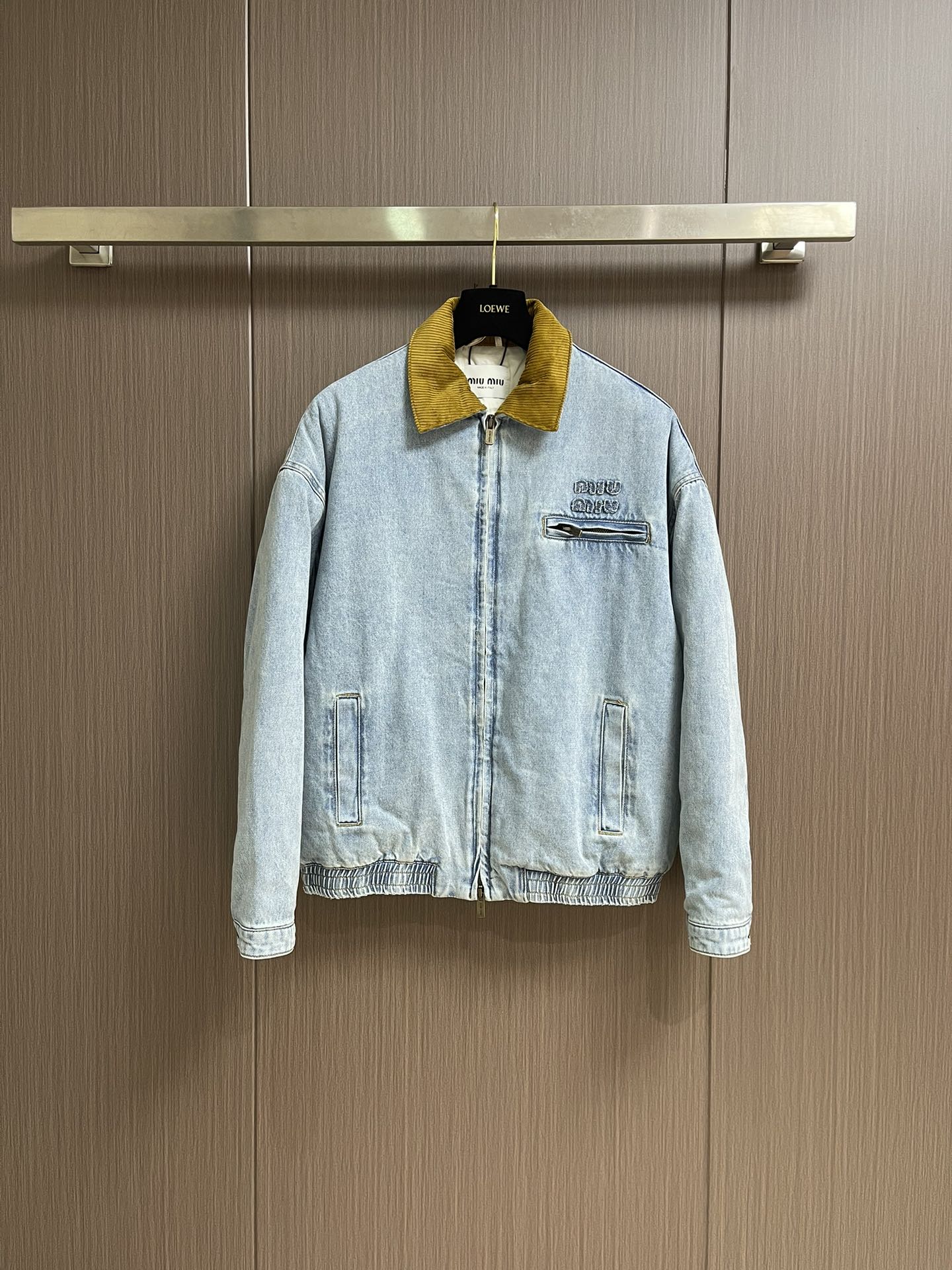 NO:531225,MiuMIU corduroy collar old denim jacket, customized 12oz twill braided tannin fabric imported from Japan, the yarn is spinned by rings, retaining the rough texture. Ozone wash + pumice stone scrubbing is used to simulate natural wear marks in stressed areas such as cuffs and shoulders. High-weight pure cotton corduroy is selected, with a retro 8W width, ensuring three-dimensional texture and delicate touch. Through enzyme wash + sand wash, the suede presents a natural fading effect, and the edges are hand-polished and worn. Size 36-38-40-42,,miumiu, jackets & coats,alexander wang19860909MiuMIU 灯芯绒领做旧牛仔棉服夹克,定制日本进口12oz斜纹编织丹宁面料,纱线经环锭纺处理,保留粗粝肌理.采用臭氧洗＋浮石擦洗,在袖口、肩部等受力区域模拟自然穿着痕迹. 选用高克重纯棉灯芯绒,绒条宽度为复古8W,确保纹理立体且触感细腻.通过酶洗＋砂洗处理,使绒面呈现自然褪色效果,边缘处手工打磨做旧.尺码36-38-40-42,,miumiu,jackets & coats,alexander wang,Men's clothing