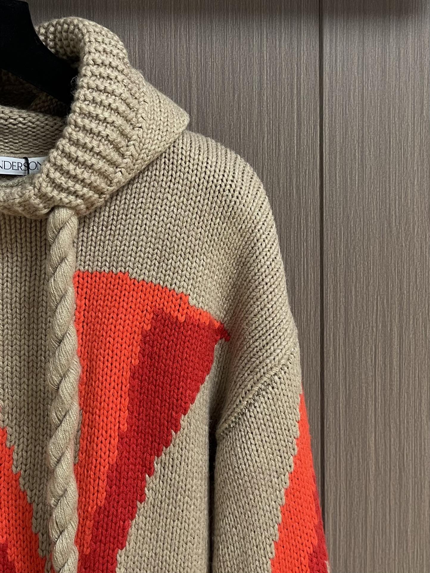 JW ANDERSON 连帽针织毛衣，JW ANDERSON 秋冬男款哥特风针织连帽衫，logo层次分明