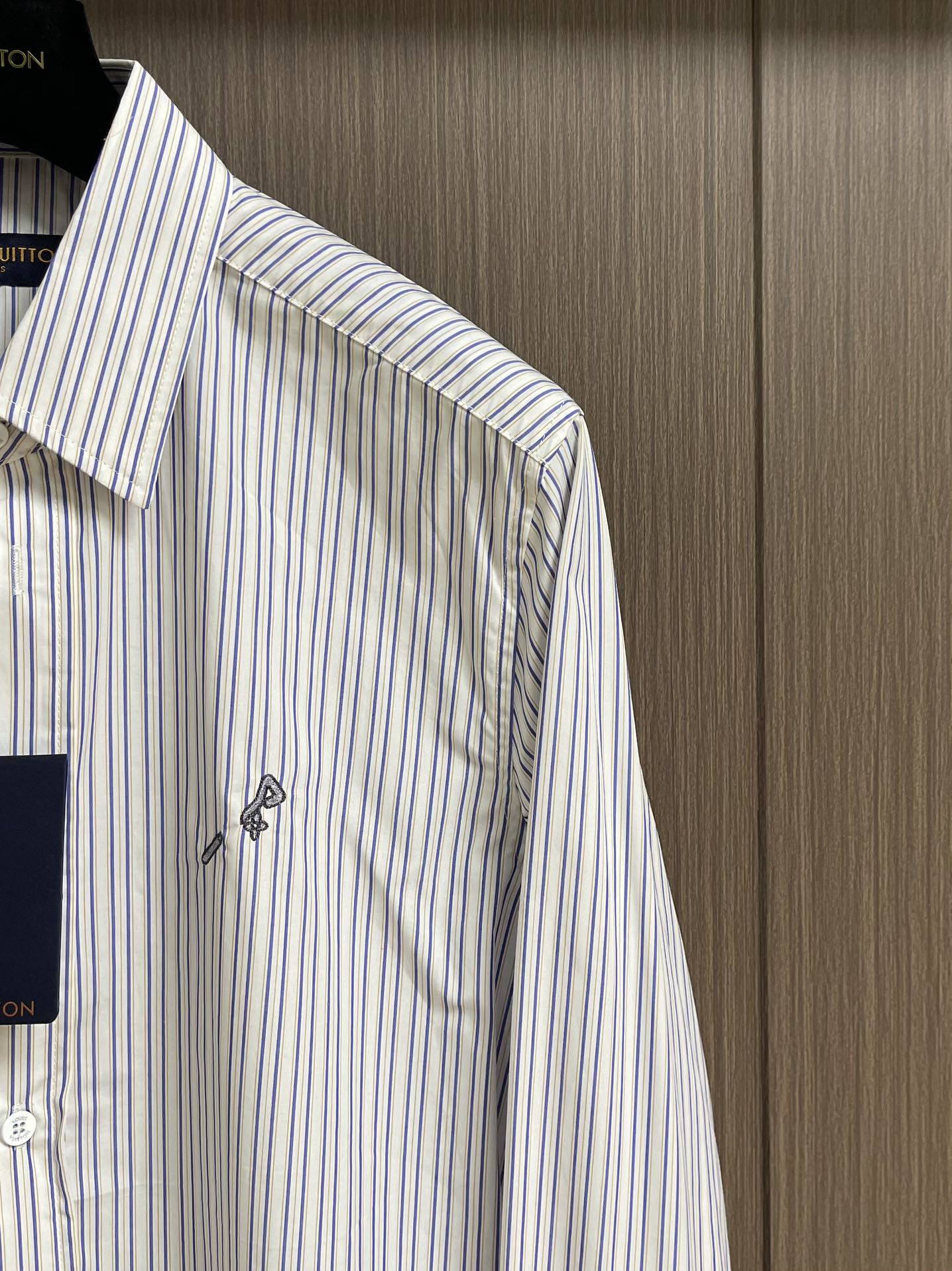 LV 2025ss新款Logo刺绣条纹方领休闲长袖衬衫，以Monogram提花铺陈背景，再借明媚条纹印花