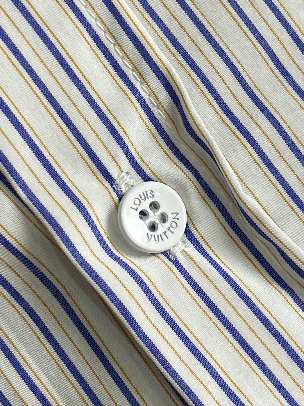 LV 2025ss新款Logo刺绣条纹方领休闲长袖衬衫，以Monogram提花铺陈背景，再借明媚条纹印花