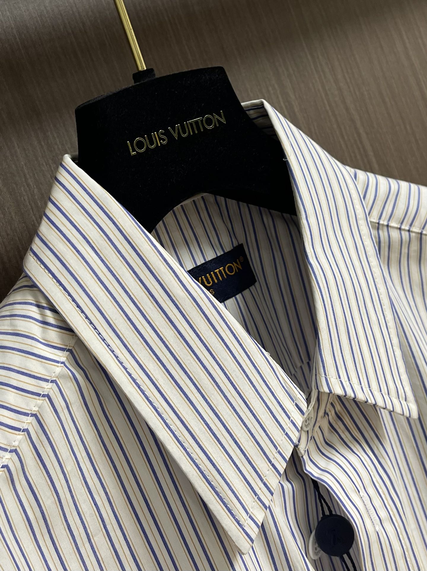 LV 2025ss新款Logo刺绣条纹方领休闲长袖衬衫，以Monogram提花铺陈背景，再借明媚条纹印花