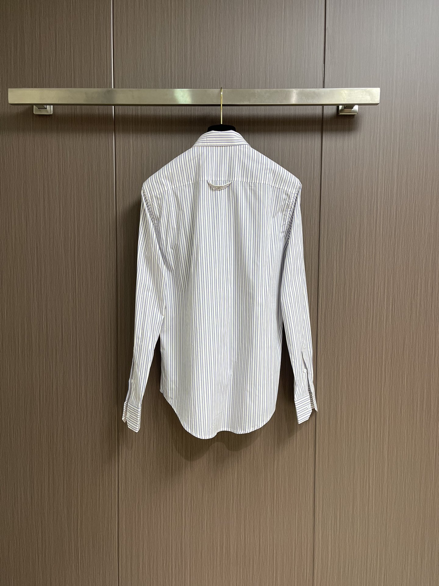 LV 2025ss新款Logo刺绣条纹方领休闲长袖衬衫，以Monogram提花铺陈背景，再借明媚条纹印花