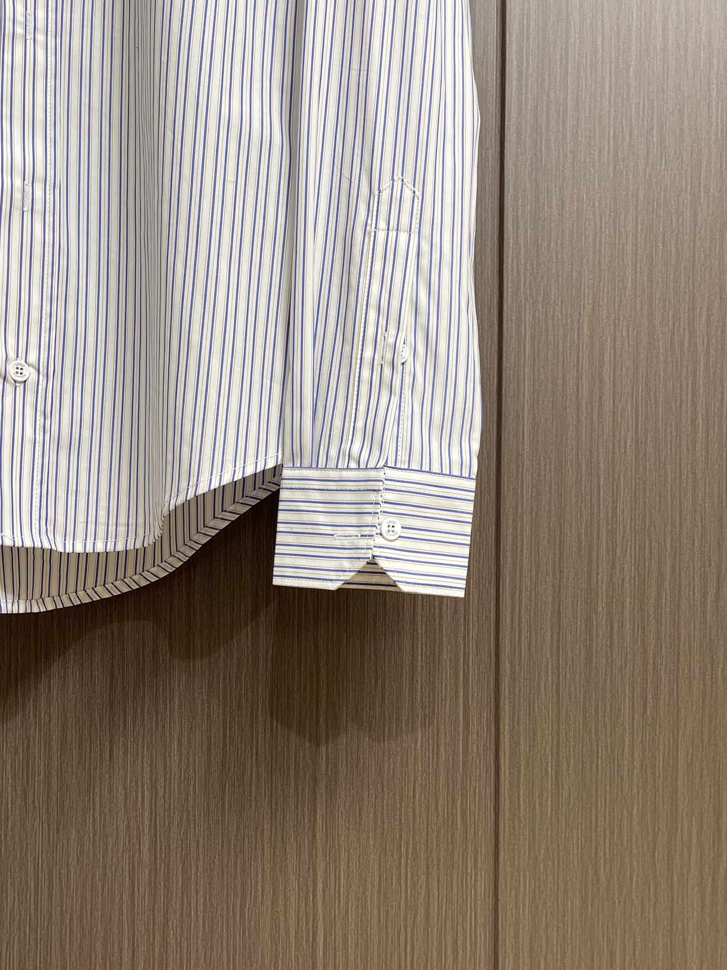 LV 2025ss新款Logo刺绣条纹方领休闲长袖衬衫，以Monogram提花铺陈背景，再借明媚条纹印花