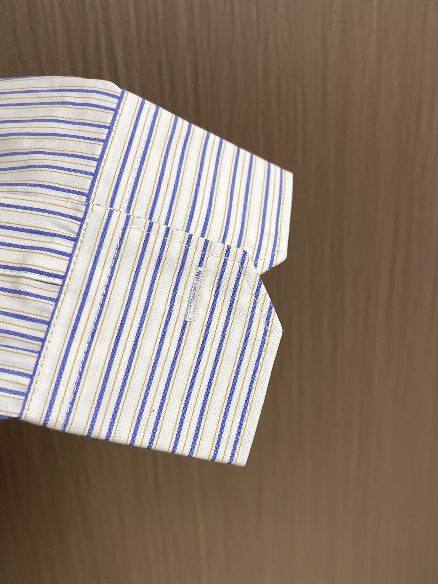 LV 2025ss新款Logo刺绣条纹方领休闲长袖衬衫，以Monogram提花铺陈背景，再借明媚条纹印花