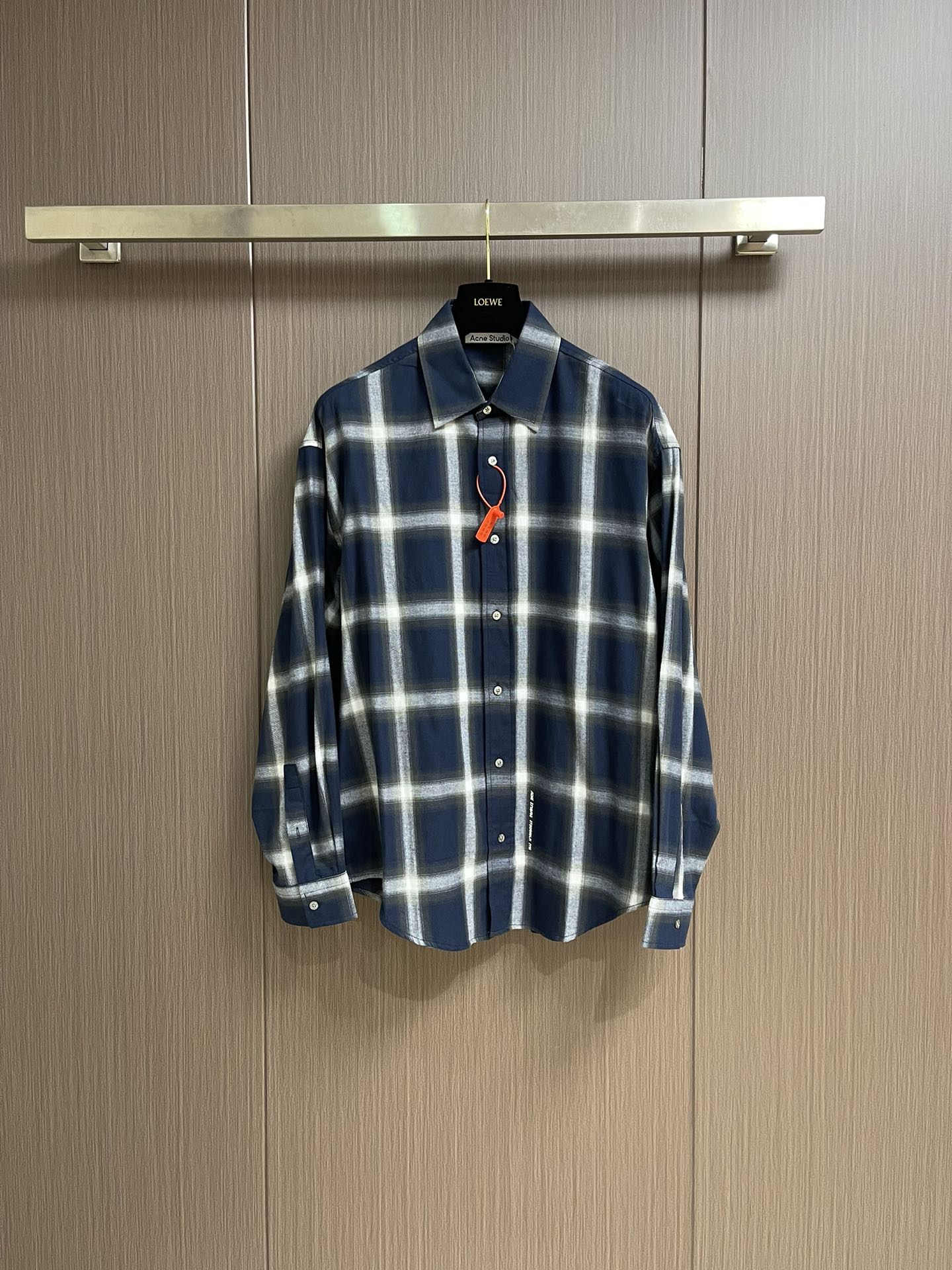 NO:529349,Acne Studios plaid button long-sleeved shirt, customized organic cotton velvet plaid twill, clear texture, full texture, comfortable skin, a charming navy blue encounters classic plaid, entangled with architectural precision lines, harmonious and clever Acne Studios 1996 perfectly integrates into it, marking the start of the brand's dream, buttons extending along the laces, like a brilliant node in this fashion vein, the interweaving lines outline the visual rhythm of retro and modernity, and interpreting a unique fashion style, the infrared positioning cutter bed can achieve accurate positioning of the material through infrared transmitters and infrared receivers, so as to meet the effect of high-precision cutting of plaid alignment, and use glue printing. The chest printing has been modified by three film mesh boards  Print patterns on fabrics with glue liquid paint. Bake fabrics to fix the printing patterns, and use the rollover and buried clamping process to provide high-quality sewing effect. Smooth and neat and tidy, the fabrics are washed with sand. The texture is better. Not easy to deform, not easy to shrink, not easy to fade, and maintain long-term beauty. Size 44-46-48-50 S-XL,,acne studios,dior,shirts,alexander wang19860909Acne Studios 格纹纽扣长袖衬衫,定制有机棉磨绒格纹斜纹布 纹理清晰 质感十足 舒适贴肤 一抹迷人的海军蓝邂逅经典格纹 以建筑般的精密线条纠缠 和谐而巧妙 Acne Studios 1996完美融入其中 标志着品牌梦想的启航 沿着衣襟一路延伸的纽扣 像是这条时尚脉络上的璀璨节点 深浅交织的线条勾勒出复古与摩登交融的视觉韵律 演绎出别具一格的时尚风情,红外线定位裁床 通过红外发射器和红外接收器来实现对材料的精准定位精度可达到微米级别 从而满足格纹对位高精度裁剪的效果,采用胶浆印花 胸前印花经过三次菲林网板修改 使用胶浆液体涂料在织物上打印图案 烘烤织物以固定印刷图案,采用侧翻埋夹车线工艺 能够提供优质的缝合效果 平顺整洁 工整整洁,面料都经过砂洗 手感质感更佳 不易变形 不易缩水 不易褪色 保持长久的美观.尺码44-46-48-50 S-XL,,acne studios,dior,shirts,alexander wang,Men's clothing