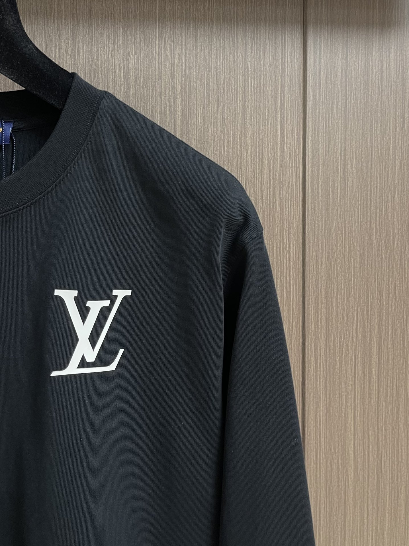 LV 大标字母标识圆领卫衣，面料采用原版定织定染纯棉毛圈420g高克面料，柔软亲肤细腻。做工细致，厚度适