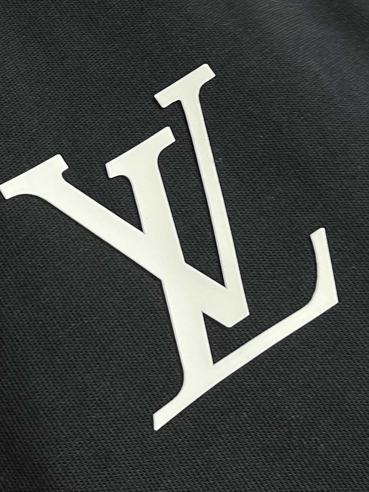 LV 大标字母标识圆领卫衣，面料采用原版定织定染纯棉毛圈420g高克面料，柔软亲肤细腻。做工细致，厚度适