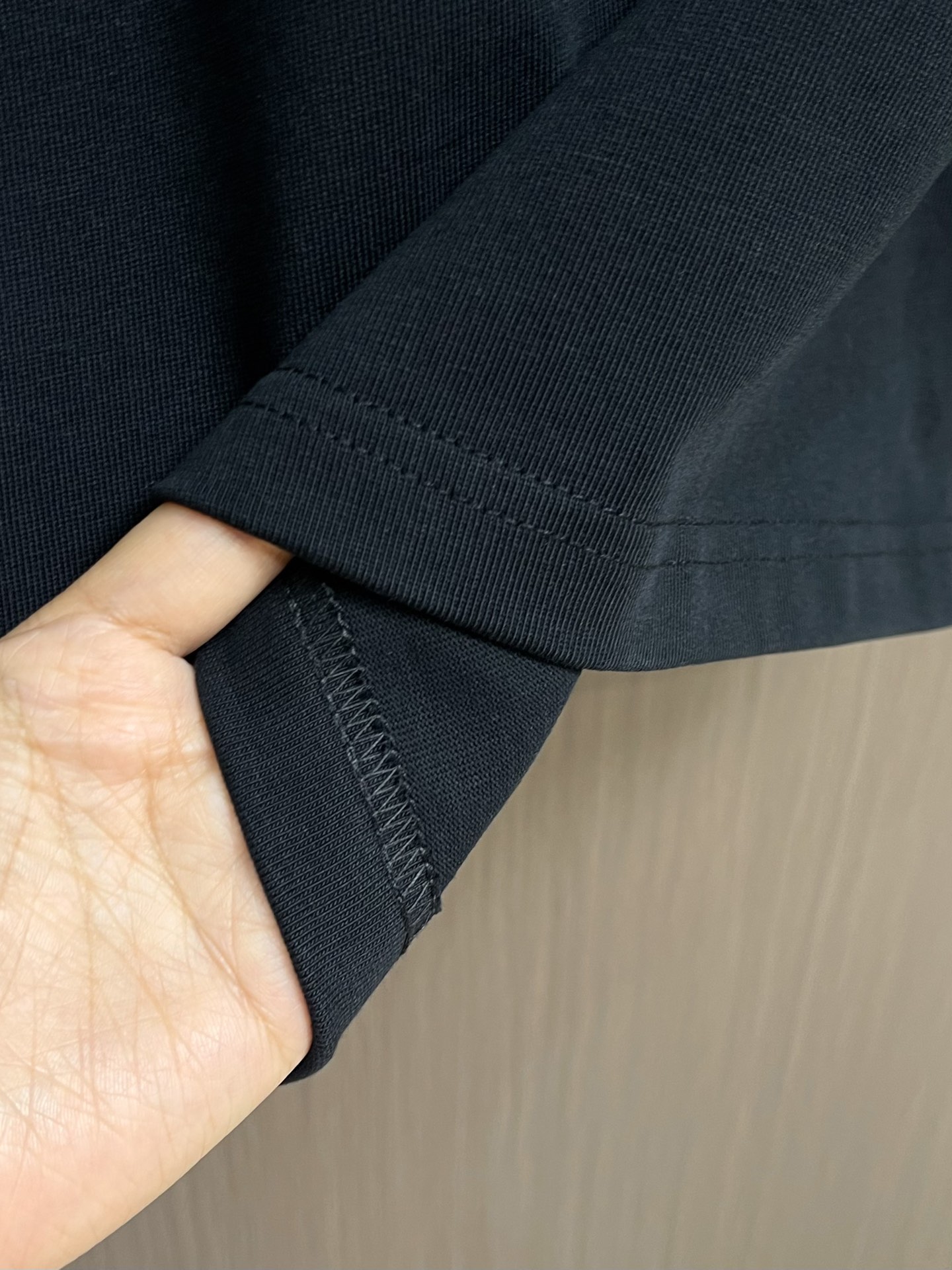 LV 大标字母标识圆领卫衣，面料采用原版定织定染纯棉毛圈420g高克面料，柔软亲肤细腻。做工细致，厚度适