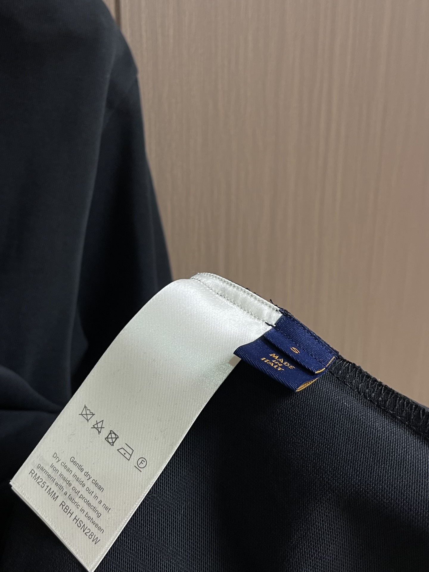 LV 大标字母标识圆领卫衣，面料采用原版定织定染纯棉毛圈420g高克面料，柔软亲肤细腻。做工细致，厚度适