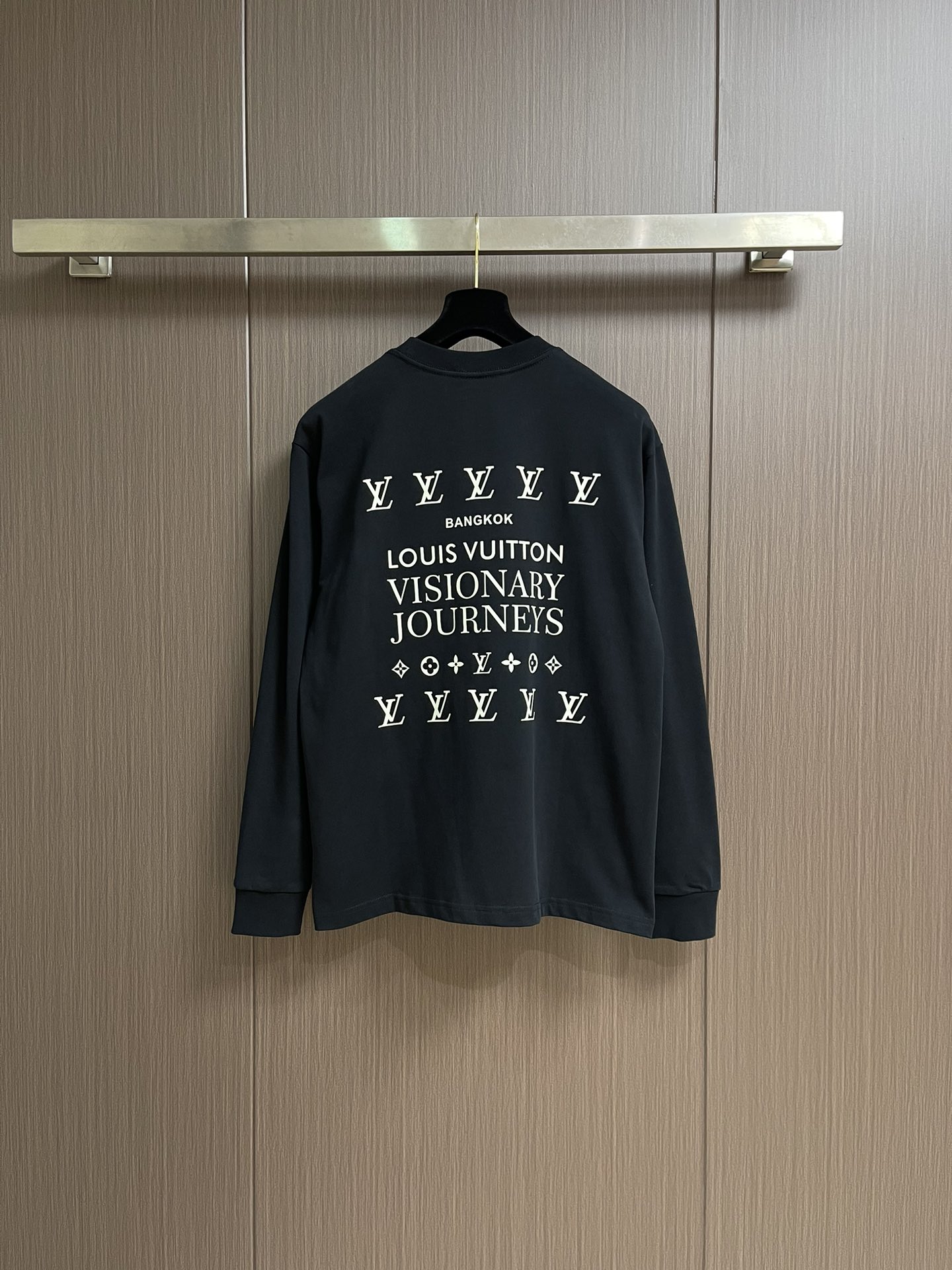 LV 大标字母标识圆领卫衣，面料采用原版定织定染纯棉毛圈420g高克面料，柔软亲肤细腻。做工细致，厚度适