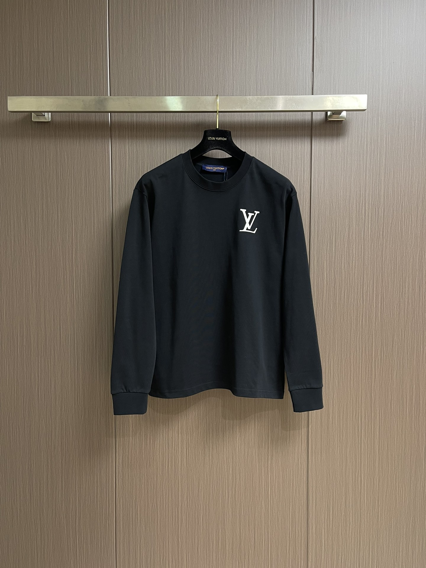 NO:529339,LV large-label letter logo round neck sweatshirt, the fabric is made of original fixed-woven solid-dyed pure cotton terry 420g high-g fabric, soft and skin-friendly. It is delicate in workmanship and moderate thickness. The back collar webbing extends to the shoulder reinforcement. The connection between the wellhead and the shoulder is inverted. The original custom auxiliary materials are complete, and it is completely handsome when paired with various types. Size S-3XL Size bust 106 Shoulder width 49.5 Sleeve length 67 Sleeve length 60 M Size bust 110 Shoulder width 51 Sleeve length 69 Sleeve length 61 L Size bust 114 Shoulder width 52.5 Sleeve length 71 Sleeve length 62 XL Size bust 118 Shoulder width 54 Sleeve length 73 Sleeve length 63 2XL Size bust 122 Shoulder width 55.5 Sleeve length 75 Sleeve length 64  3XL size bust 126 shoulder width 57 clothes 77 sleeve length 65, louis vuitton, hoodie, sweatshirts, alexander wang19860909LV 大标字母标识圆领卫衣,面料采用原版定织定染纯棉毛圈420g高克面料,柔软亲肤细腻.做工细致,厚度适中,后领织带包边延伸到肩部加固,细节井口与肩膀处的衔接处打了倒针,原版定制辅料三标齐全,随意搭配各种都是妥妥的帅气,尺码S-3XL S码胸围106 肩宽49.5 衣长67 袖长60 M码胸围110 肩宽51 衣长69袖长61 L码胸围114肩宽52.5衣长71袖长62 XL码胸围118 肩宽54 衣长73袖长63 2XL码胸围122肩宽55.5衣长75袖长64 3XL码胸围126肩宽57衣长77袖长65,,louis vuitton,hoodie,sweatshirts,alexander wang,Men's clothing