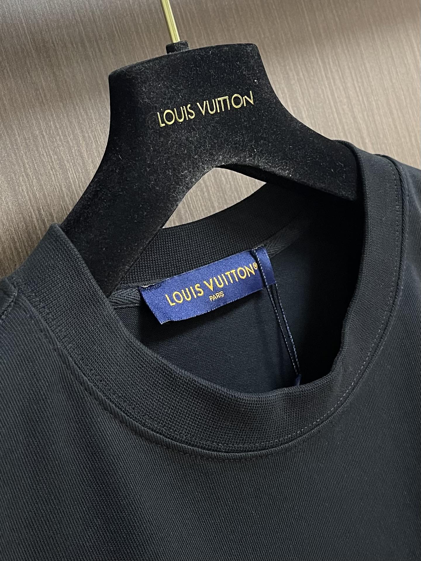 LV 大标字母标识圆领卫衣，面料采用原版定织定染纯棉毛圈420g高克面料，柔软亲肤细腻。做工细致，厚度适