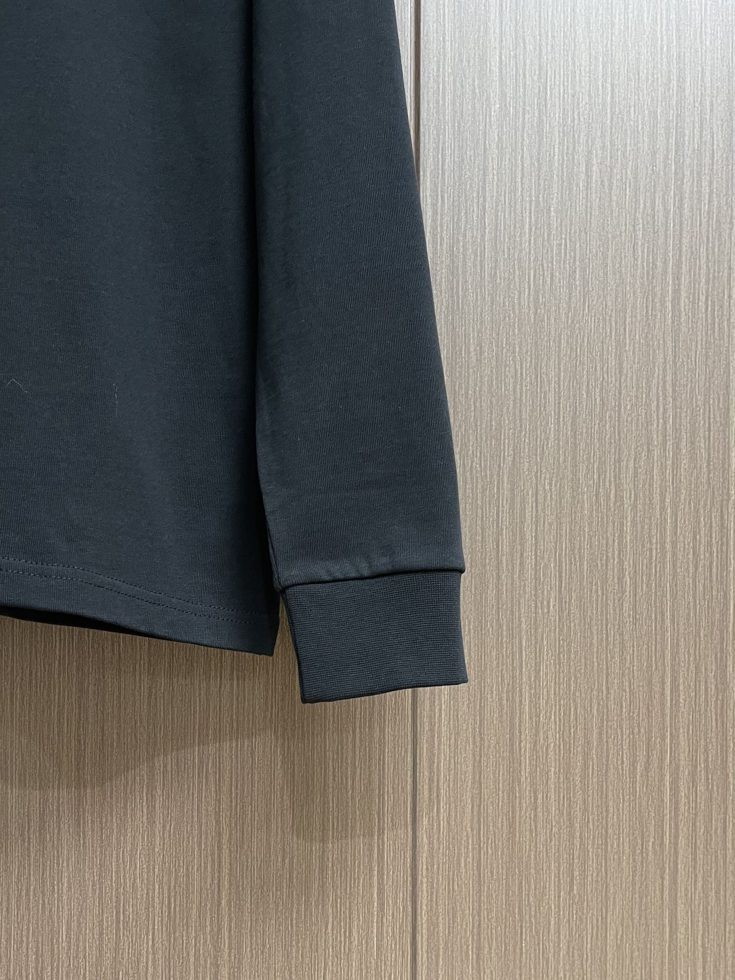 LV 大标字母标识圆领卫衣，面料采用原版定织定染纯棉毛圈420g高克面料，柔软亲肤细腻。做工细致，厚度适