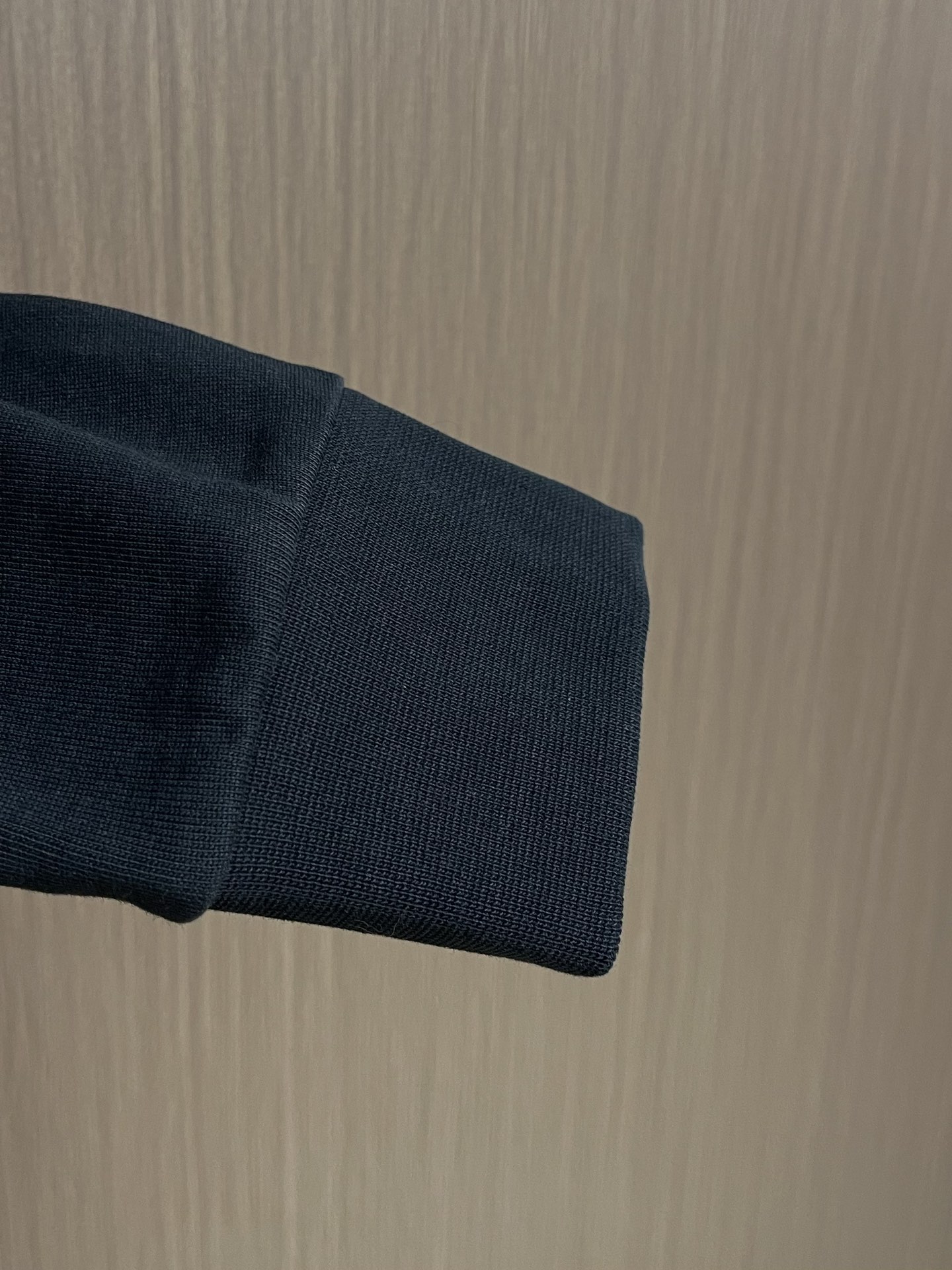 LV 大标字母标识圆领卫衣，面料采用原版定织定染纯棉毛圈420g高克面料，柔软亲肤细腻。做工细致，厚度适