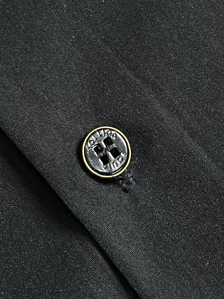 LV 口袋串珠字母长袖衬衫，面料采用60支高密华丝颗粒棉布，该款面料采用定织加厚面料上身效果更加有版型。