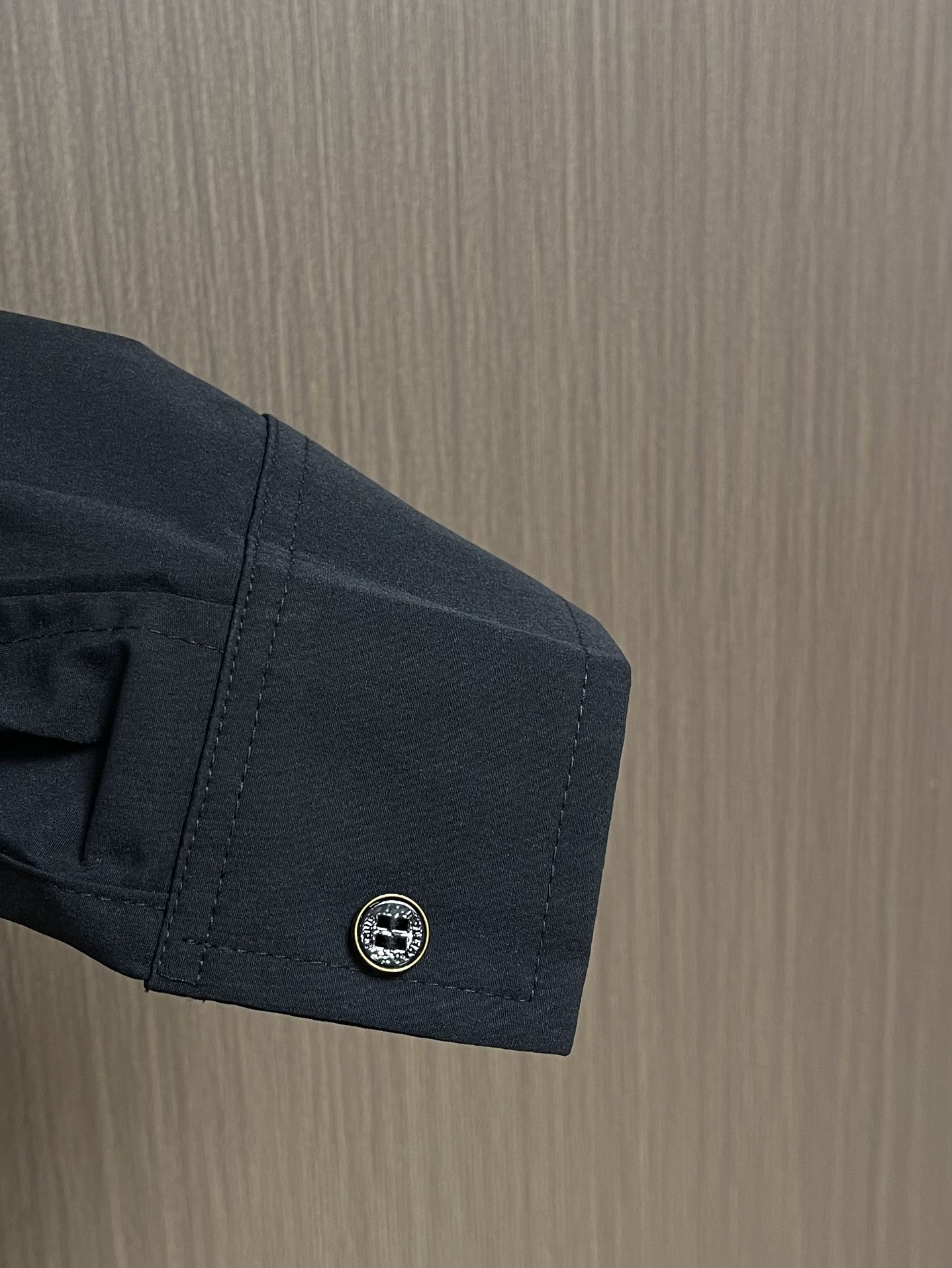 LV 口袋串珠字母长袖衬衫，面料采用60支高密华丝颗粒棉布，该款面料采用定织加厚面料上身效果更加有版型。