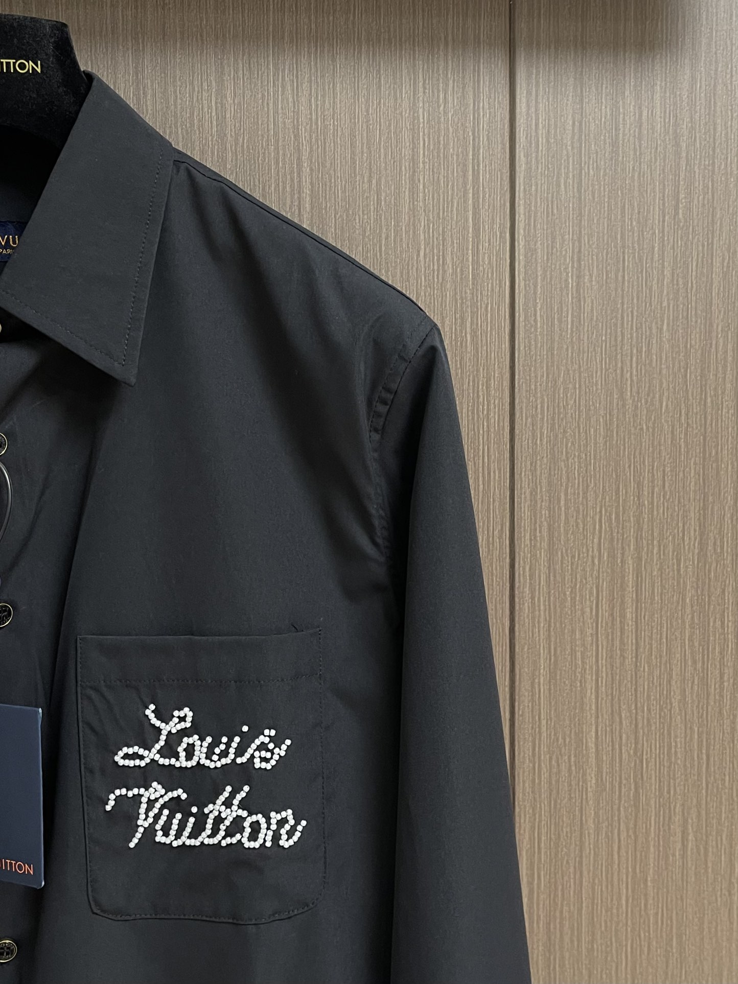 LV 口袋串珠字母长袖衬衫，面料采用60支高密华丝颗粒棉布，该款面料采用定织加厚面料上身效果更加有版型。