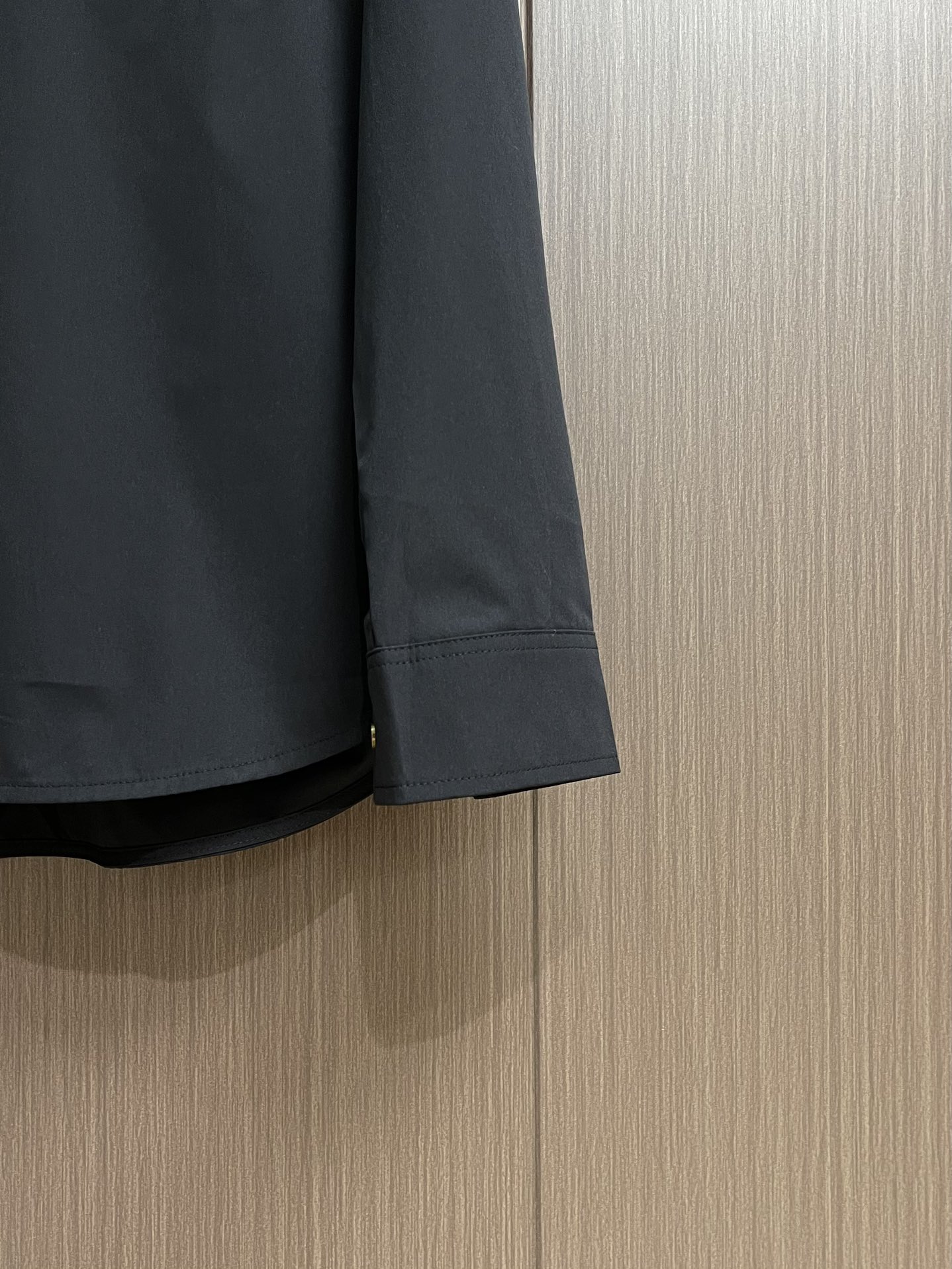 LV 口袋串珠字母长袖衬衫，面料采用60支高密华丝颗粒棉布，该款面料采用定织加厚面料上身效果更加有版型。