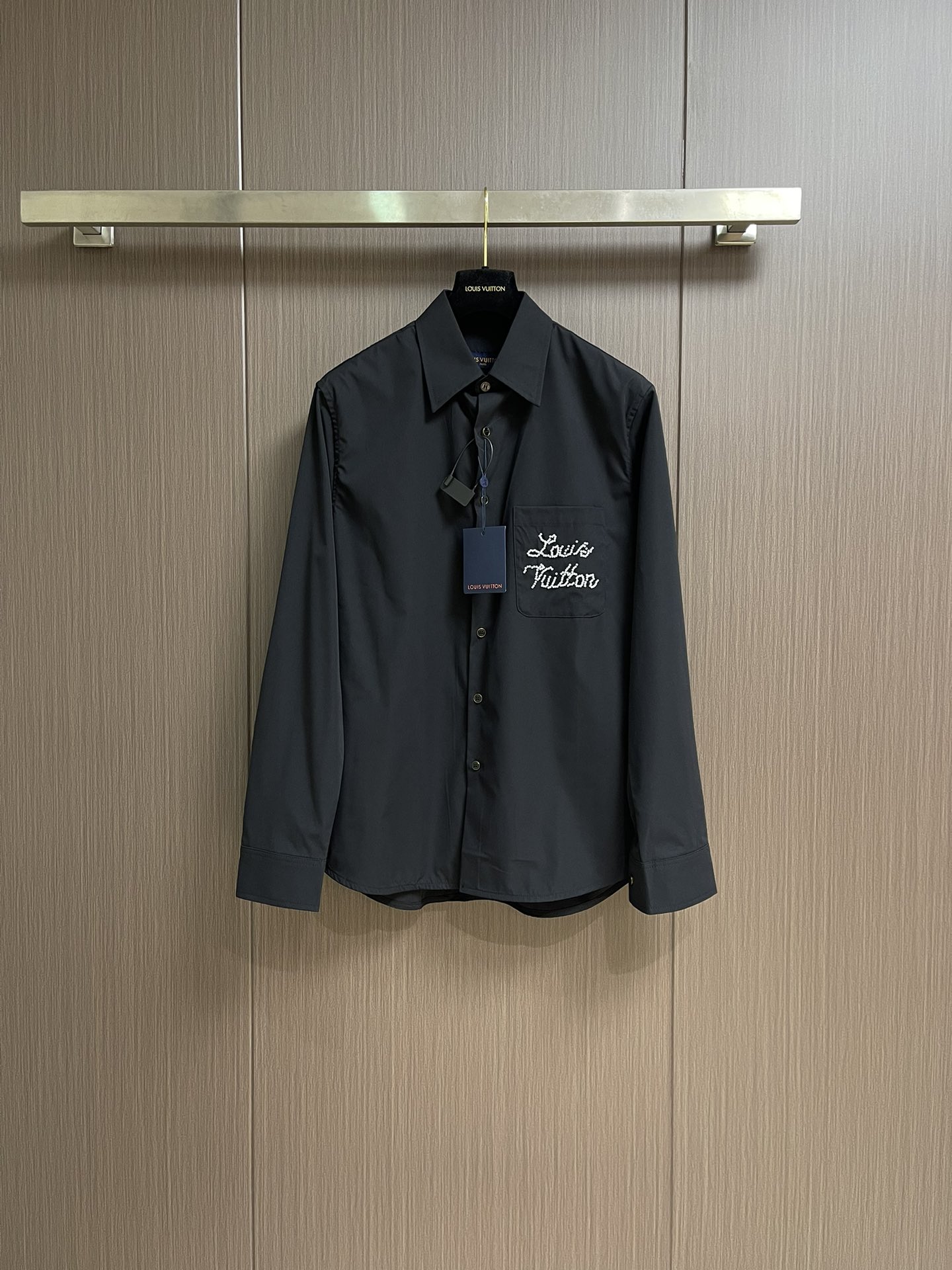 NO:531249,LV pocket beaded letters long-sleeved shirt, the fabric is made of 60 high-density silk granule cotton. The fabric is made of fixed-woven thickened fabric, and the upper body is more shaped. The embroidery beads are hand-beaded, and they are arranged according to the original version, and they are made of bracelets one by one. The size may be deviated. The neckline is made of special paper thin, making the neckline more three-dimensional and the handpiece more shaped. The whole piece adopts edge-added process. The auxiliary material buttons are made of alloy outer frame and resin material in the inner lining, and the brand logo is laser engraved on the surface. This model is made of Huamei silk cotton blended, and is embroidered with a contrasting pearl beaded handwritten Louis Vuitton logo, and then matches the exquisite buttons with a metal base, so that the calm style reveals an elegant style. Size S-XL,,louis vuitton,louis vuitton,shirts,alexander wang19860909LV 口袋串珠字母长袖衬衫,面料采用60支高密华丝颗粒棉布,该款面料采用定织加厚面料上身效果更加有版型.刺绣串珠采用手工串珠,按原版对位,一个一个手串而成,应人工手串 尺寸可能存在偏差.领口采用特种加货纸薄,使领口更加立体,手身更版型.整件采用加边工艺.辅料纽扣采用合金外框搭配内里采用树脂材料,面上激光刻字品牌标志LOGO.本款取材华美丝棉混纺,以撞色珠光串珠刺绣手写体路易威登标识,再为考究纽扣搭配金属底座,令沉稳造型流露优雅风范.尺码S-XL,,louis vuitton,louis vuitton,shirts,alexander wang,Men's clothing