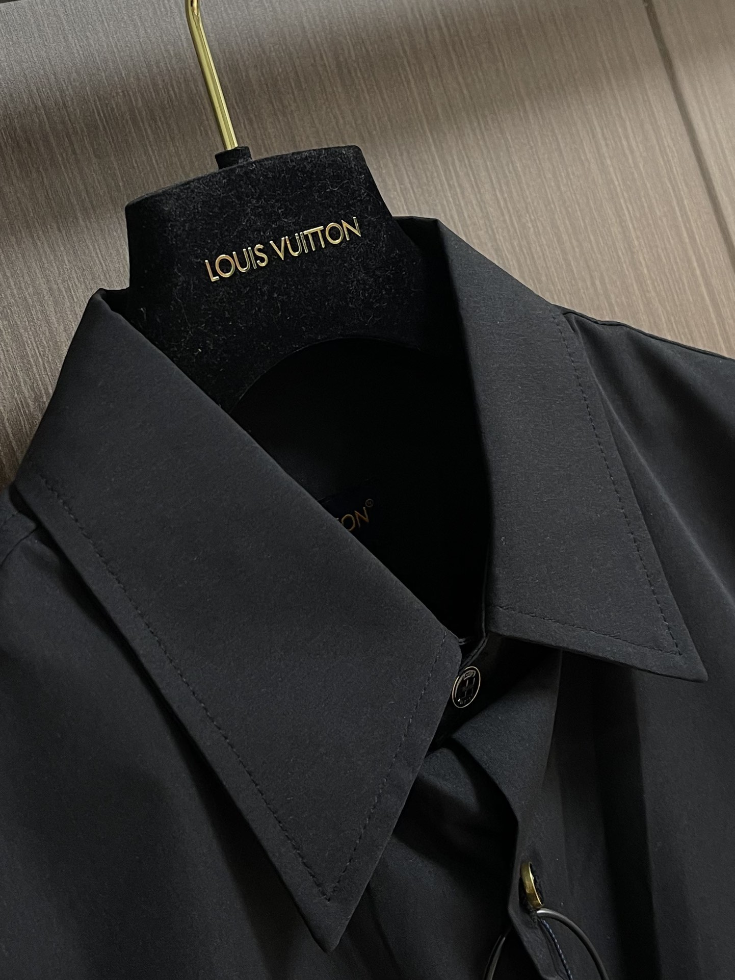 LV 口袋串珠字母长袖衬衫，面料采用60支高密华丝颗粒棉布，该款面料采用定织加厚面料上身效果更加有版型。