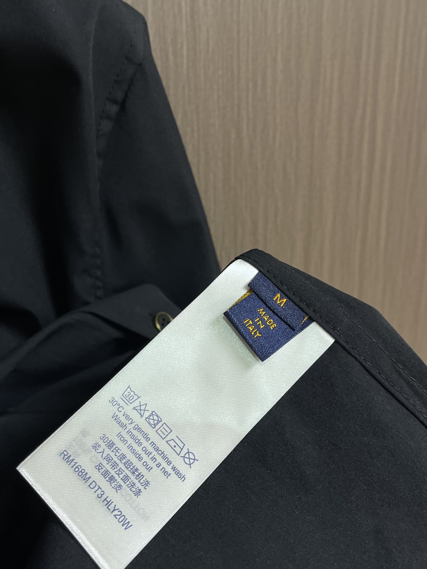 LV 口袋串珠字母长袖衬衫，面料采用60支高密华丝颗粒棉布，该款面料采用定织加厚面料上身效果更加有版型。