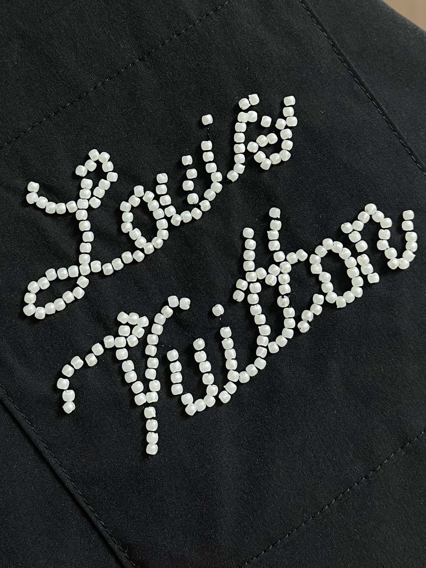 LV 口袋串珠字母长袖衬衫，面料采用60支高密华丝颗粒棉布，该款面料采用定织加厚面料上身效果更加有版型。