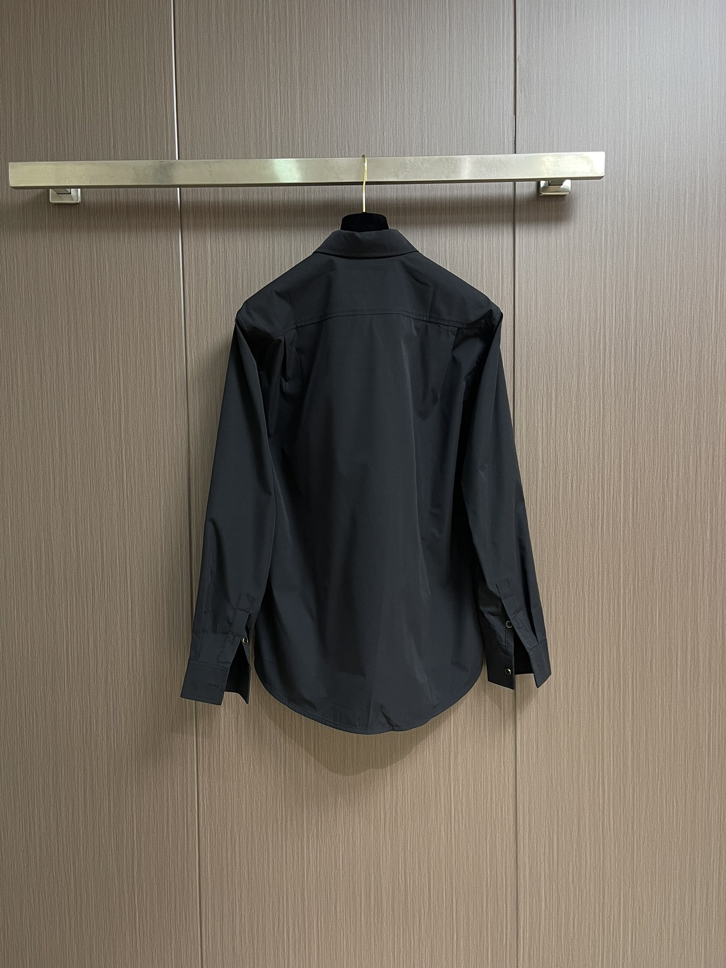 LV 口袋串珠字母长袖衬衫，面料采用60支高密华丝颗粒棉布，该款面料采用定织加厚面料上身效果更加有版型。