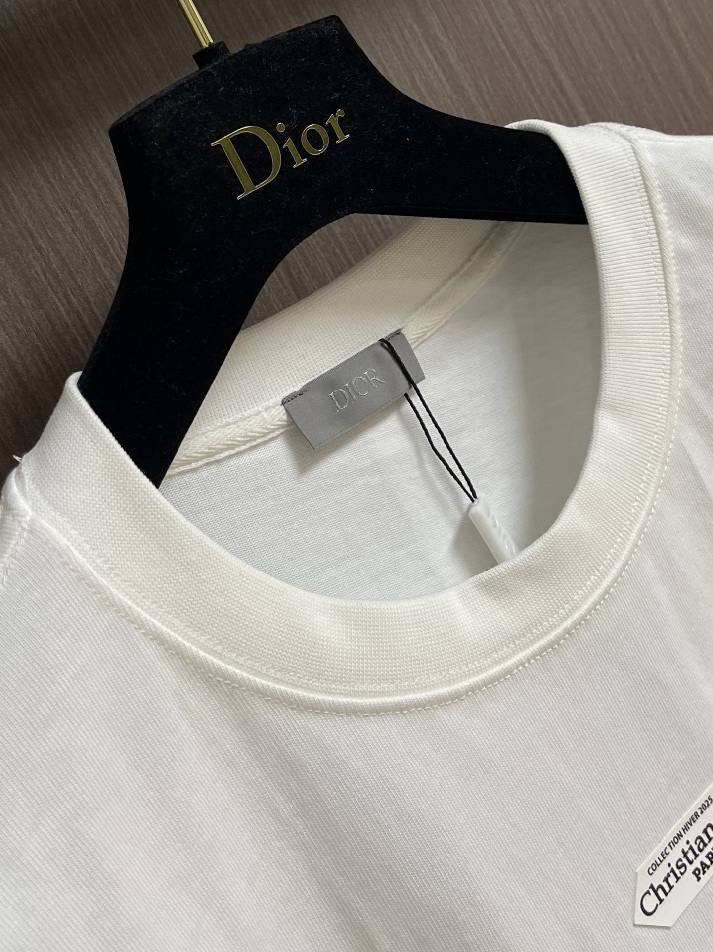 Dior 小标签圆领长袖T恤，棉质平纹针织面料，采用24S特纺紧密棉面料，185g；搭配32S双纱螺纹，