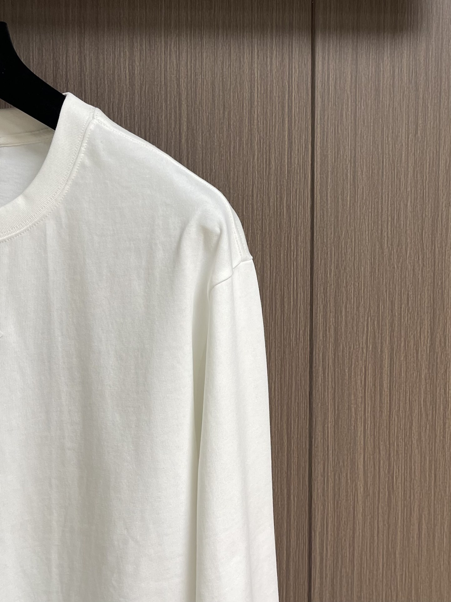 Dior 小标签圆领长袖T恤，棉质平纹针织面料，采用24S特纺紧密棉面料，185g；搭配32S双纱螺纹，