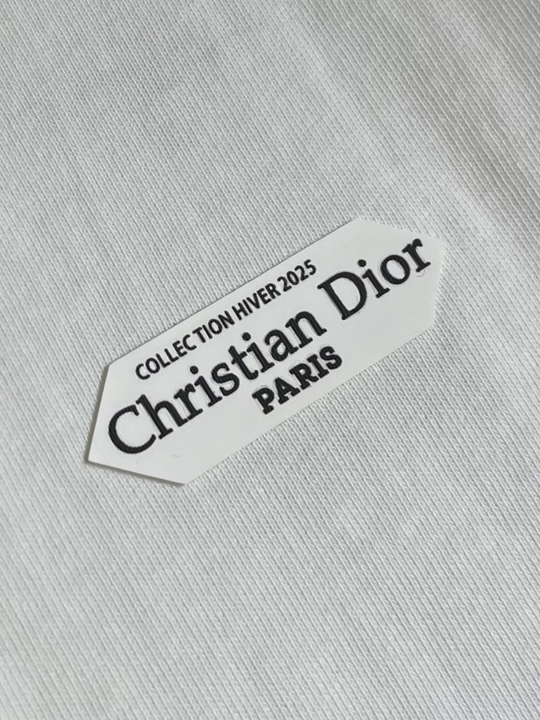 Dior 小标签圆领长袖T恤，棉质平纹针织面料，采用24S特纺紧密棉面料，185g；搭配32S双纱螺纹，