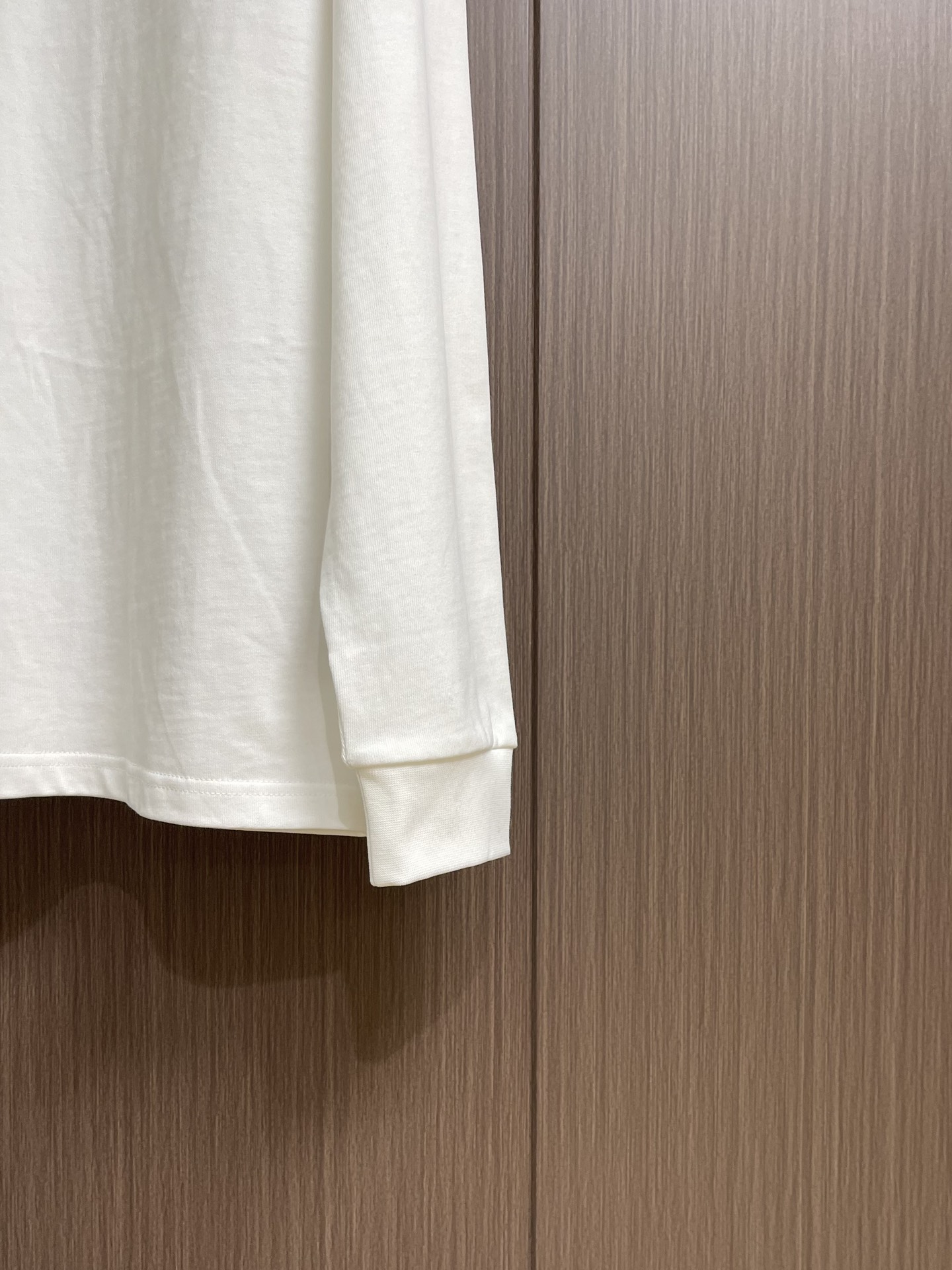 Dior 小标签圆领长袖T恤，棉质平纹针织面料，采用24S特纺紧密棉面料，185g；搭配32S双纱螺纹，