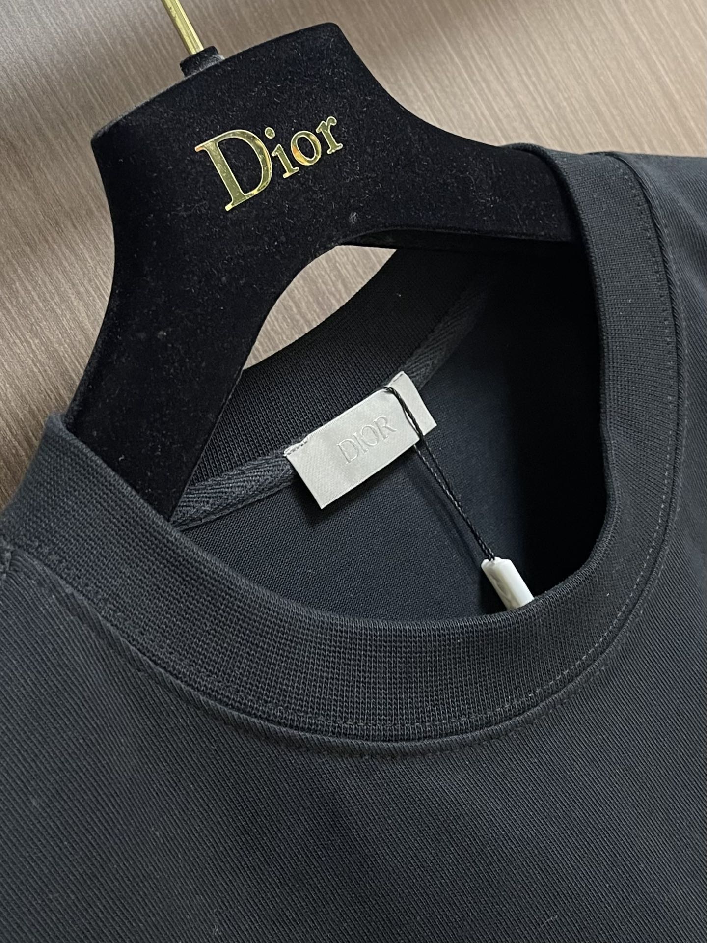 Dior 小标签圆领长袖T恤，棉质平纹针织面料，采用24S特纺紧密棉面料，185g；搭配32S双纱螺纹，