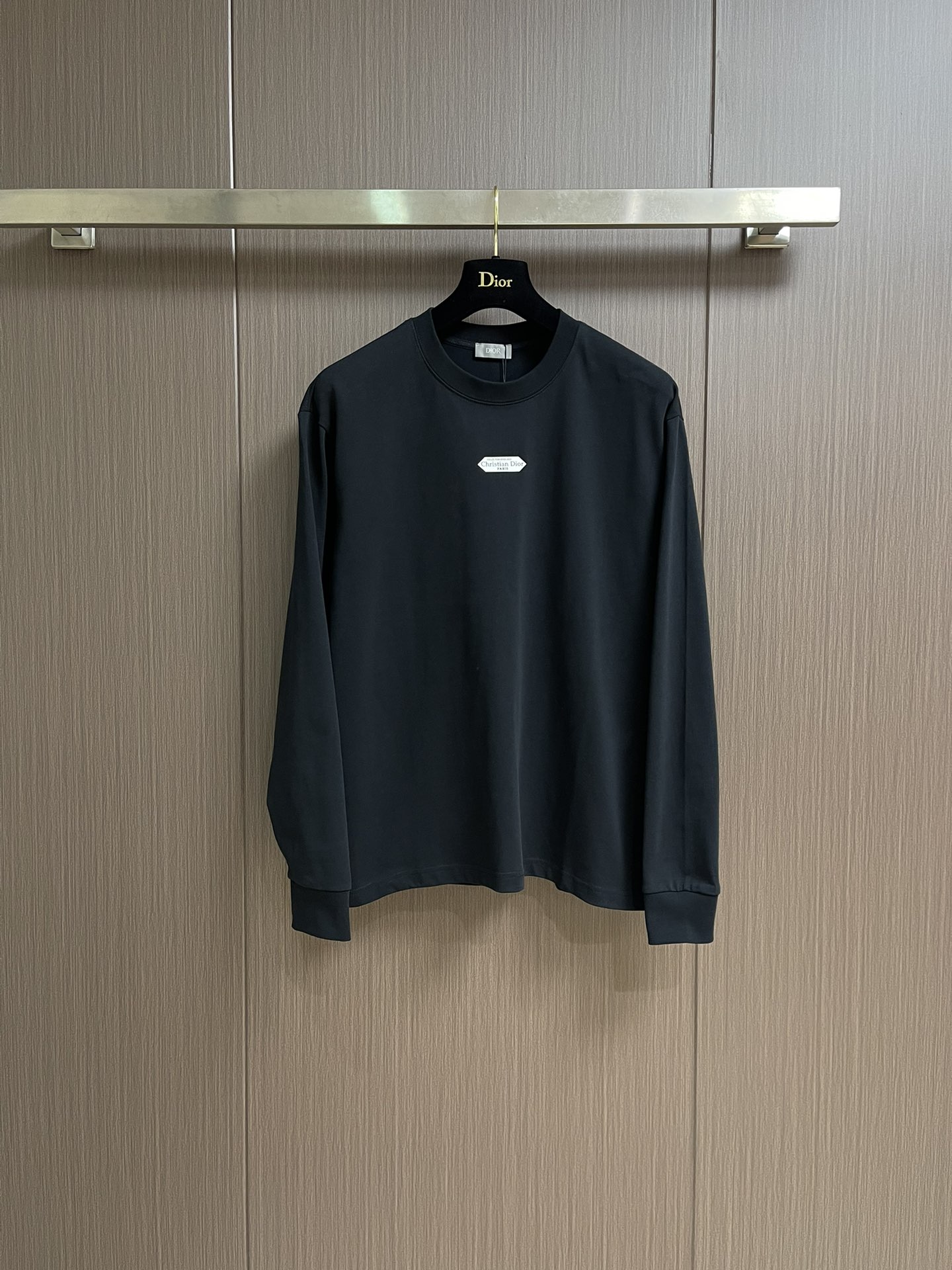 NO:528013,Dior small label round neck long-sleeved T-shirt, cotton jersey fabric, 24S special-spun tight cotton fabric, 185g; paired with 32S double yarn thread, 300g. The tight spinning strength is higher than that of traditional single yarn, and the single fibers in the tight yarn are arranged tightly, which helps to improve the strength of the yarn. The ends of the fibers are twisted into the yarn, so the yarn is very tight, and the yarn looks smooth and there are fewer hair feathers. The tight spinning yarn has higher strength and fewer hair feathers, which is not easy to cause hair fur. The chest is decorated with a small label, and the 'Paris' on the label emphasizes the brand's French bloodline and fashion tradition; it is presented through the jacquard woven label process, reflecting the brand's pursuit of high-end craftsmanship and classic aesthetics. Through the digital jacquard loom  The brand text pattern is directly woven into the label, with clear texture and no burrs on the edges, which makes it more three-dimensional and durable than ordinary printed labels. High-string cotton material is used to ensure soft touch while maintaining a crispness; classic white-backed black characters are interspersed to enhance the texture through the luster of the yarn itself. The standard round neck long-sleeved style is round and curved, suitable for all face shapes and figures; the sleeve length is moderate just above the elbow, showing a capable and neat image. The slim-fitting tailoring can show the wearer's figure curve while not losing comfort. The neckline, cuffs, hem and other parts are sewn with fine double needle thread. Size S-3XL S-size bust 106 Shoulder width 49.5 Sleeve length 67 Sleeve length 60 M Size bust 110 Shoulder width 51 Sleeve length 69 Sleeve length 61  L size bust 114 shoulder width 52.5 clothes 71 sleeve length 62 XL size bust 118 shoulder width 54 clothes 73 sleeve length 63 2XL size bust 122 shoulder width 55.5 clothes 75 sleeve length 64,,dior,tees,t-shirt,alexander wang19860909Dior 小标签圆领长袖T恤,棉质平纹针织面料,采用24S特纺紧密棉面料,185g；搭配32S双纱螺纹,300g.紧密纺强力比传统单纱高,紧密纱中的单纤维排列紧密,有助于提高纱线的强力.纤维的端头均捻入纱线内,因此成纱非常紧密,纱线外观光洁毛羽少.紧密纺纱线强力较高毛羽较少,不易产生磨毛的现象.胸前饰以小标签,标签上的'Paris'强调品牌的法式血统与时装传统；通过提花织唛工艺呈现,体现了品牌对高级工艺与经典美学的追求.通过数码提花织机 将品牌文字图案直接织入标签,纹理清晰、边缘无毛刺,对比普通印刷标签更显立体感与耐久性.采用高支棉材质,确保柔软触感的同时保持挺括；经典白底黑字穿插,通过纱线本身的光泽提升质感.标准圆领长袖版型,领口呈现圆润的弧形,适合各种脸型和身材；袖长适中刚好结束在肘部上方,展现出干练利落的形象.采用修身剪裁,能够展现出穿着者的身材曲线,同时不失舒适感.领口、袖口、下摆等部分都有精细双针走线的缝制.尺码S-3XL S码胸围106 肩宽49.5 衣长67 袖长60 M码胸围110 肩宽51 衣长69袖长61 L码胸围114肩宽52.5衣长71袖长62 XL码胸围118 肩宽54 衣长73袖长63 2XL码胸围122肩宽55.5衣长75袖长64,,dior,tees，t-shirt,alexander wang,Men's clothing
