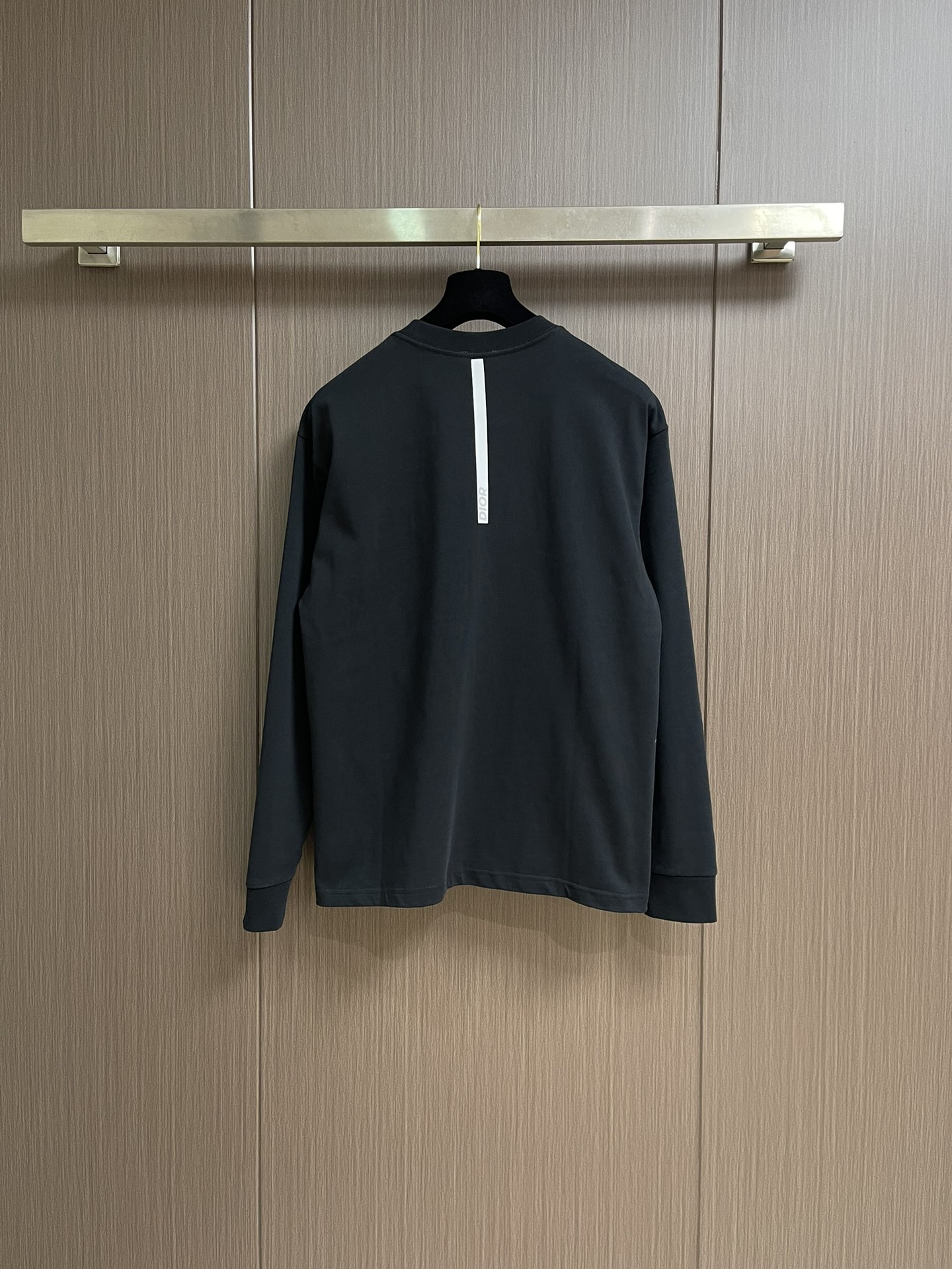 Dior 小标签圆领长袖T恤，棉质平纹针织面料，采用24S特纺紧密棉面料，185g；搭配32S双纱螺纹，