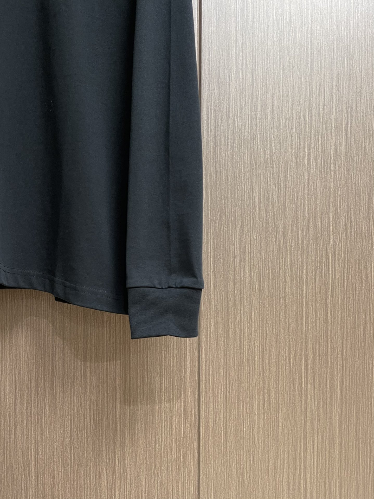 Dior 小标签圆领长袖T恤，棉质平纹针织面料，采用24S特纺紧密棉面料，185g；搭配32S双纱螺纹，