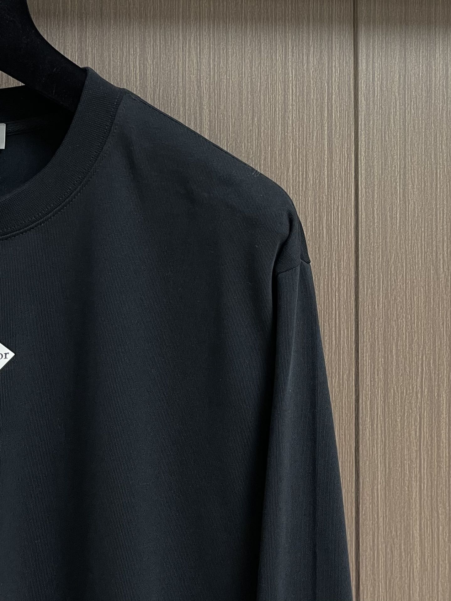 Dior 小标签圆领长袖T恤，棉质平纹针织面料，采用24S特纺紧密棉面料，185g；搭配32S双纱螺纹，