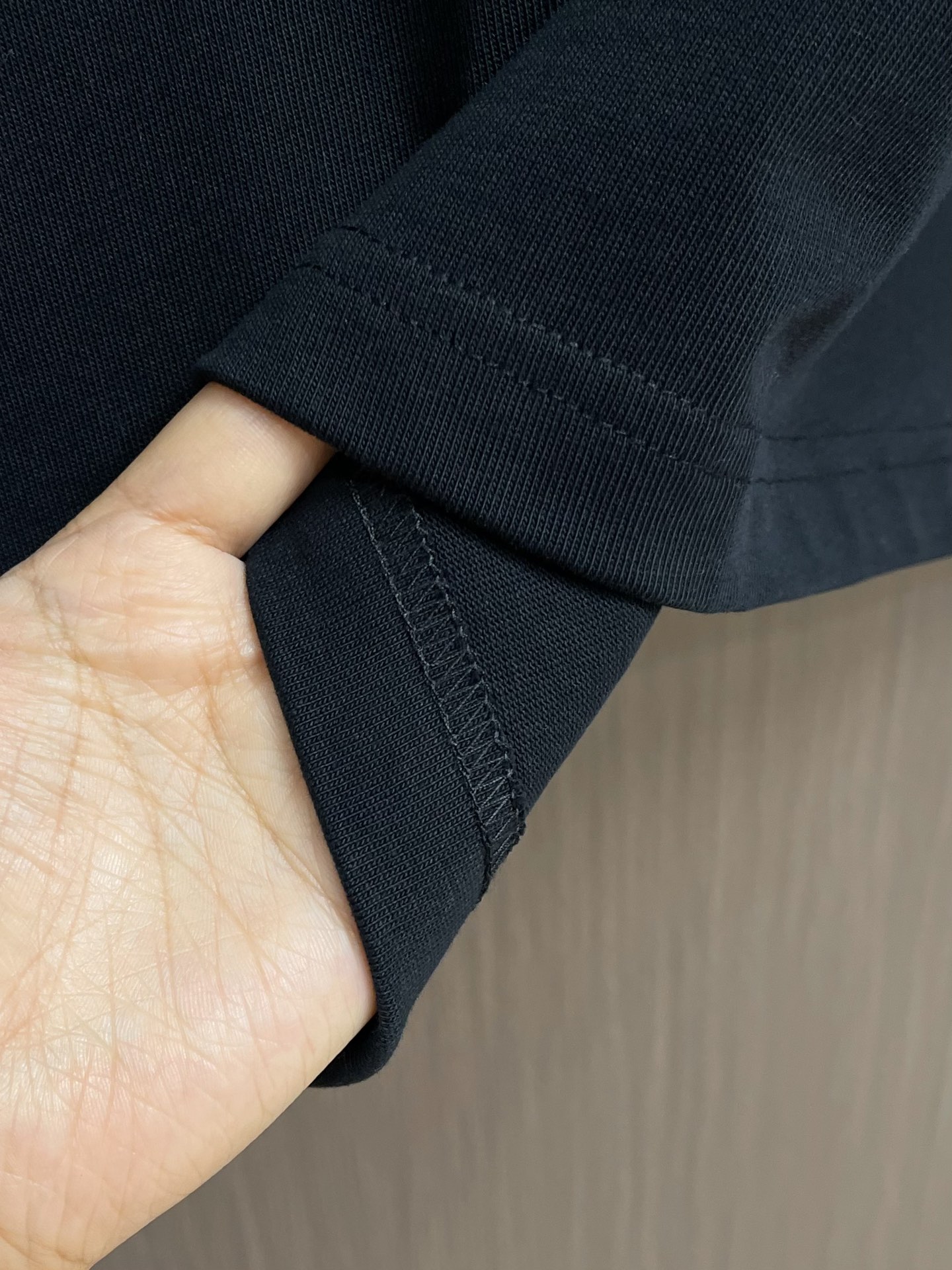 Dior 小标签圆领长袖T恤，棉质平纹针织面料，采用24S特纺紧密棉面料，185g；搭配32S双纱螺纹，