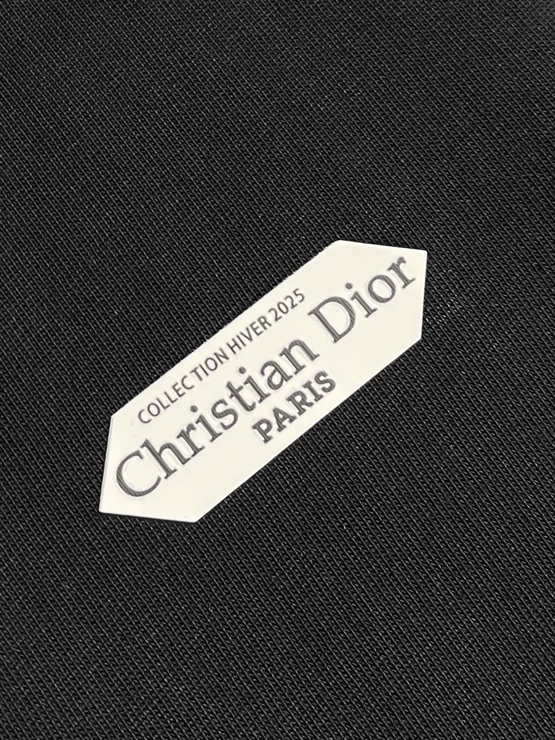 Dior 小标签圆领长袖T恤，棉质平纹针织面料，采用24S特纺紧密棉面料，185g；搭配32S双纱螺纹，