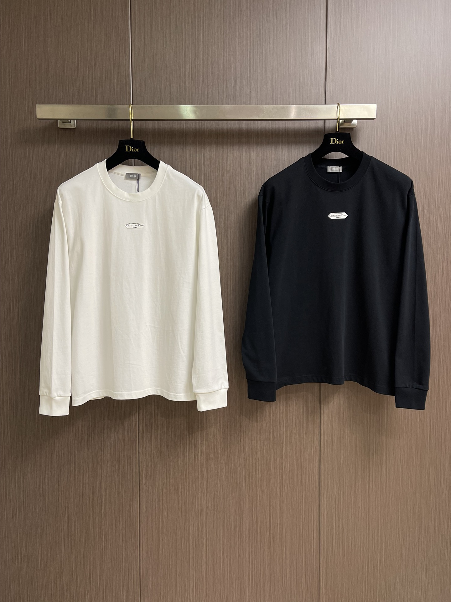 Dior 小标签圆领长袖T恤，棉质平纹针织面料，采用24S特纺紧密棉面料，185g；搭配32S双纱螺纹，