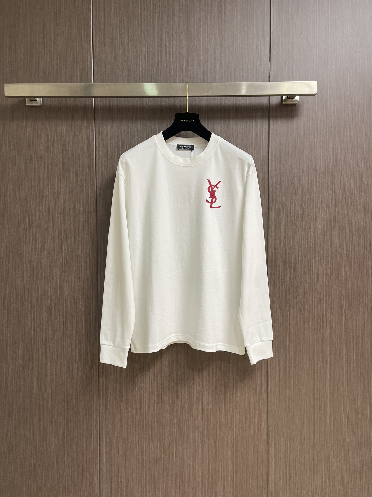 NO:529346,YSL Saint Laurent 2025ss flocked printed long-sleeved T-shirt Customized 260g cotton double yarn tight and smooth fabric, clean cloth surface, clear cloth pattern, very delicate and solid feel, more upright, widened cuffs, threaded design, fit the wrist width, tight and wear-resistant, three-dimensional positioning and tailoring of the dress. Size S-3XL Size bust 106 Shoulder width 49.5 Clothes 67 Sleeve length 60 M Size bust 110 Shoulder width 51 Sleeve length 69 Sleeve length 61 L Size bust 114 Shoulder width 52.5 Clothes 71 Sleeve length 62 XL Size bust 118 Shoulder width 54 Sleeve length 73 Sleeve length 63 2XL Size bust 122 Shoulder width 55.5 Clothes 75 Sleeve length 64 3XL Size bust 126 Shoulder width 57 Sleeve length 77 Sleeve length 6,,saint laurent,saint  laurent,tees,t-shirt,alexander wang19860909YSL 圣罗兰2025ss植绒印花长袖t恤 定制260g全棉双纱紧密爽滑面料,布面干净,布纹清晰,手感非常细腻扎实,更加力挺 袖口加宽螺纹设计,贴合手腕宽度,紧实耐磨,整衣立体定位剪裁.尺码S-3XL S码胸围106 肩宽49.5 衣长67 袖长60 M码胸围110 肩宽51 衣长69袖长61 L码胸围114肩宽52.5衣长71袖长62 XL码胸围118 肩宽54 衣长73袖长63 2XL码胸围122肩宽55.5衣长75袖长64 3XL码胸围126肩宽57衣长77袖长6,,saint laurent,saint laurent,tees，t-shirt,alexander wang,Men's clothing