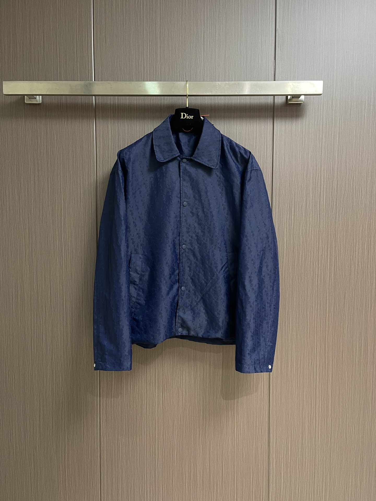 NO:529351,Dior full-print dark-print jacquard jacket, quilted jacquard technology fabric Oblique print quilting effect, this quilted embellishment is Oblique print, which traces back to Dio's classic logo launched in 1967. It is carefully crafted with jacquard technology fabric, paired with wide angle collar and snap closure. The modern style can be used with various styles or matches this season to enhance the style and create a casual look. The whole body is decorated with the same color Oblique print. Size 48-50-52-54 S-XL,,dior,jackets & coats,alexander wang19860909Dior 满印暗纹提花外套,绗缝提花科技面料 Oblique 印花绗缝效果,这款绗缝饰以 Oblique印花,回溯Dio于1967年推出的经典标识.采用提花科技面料精心制作,搭配宽角领以及按扣开合.现代版型,可与本季各式或搭配提升格调,打造休闲的造型.通体饰以同色调 Oblique 印花.尺码48-50-52-54 S-XL,,dior,jackets & coats,alexander wang,Men's clothing