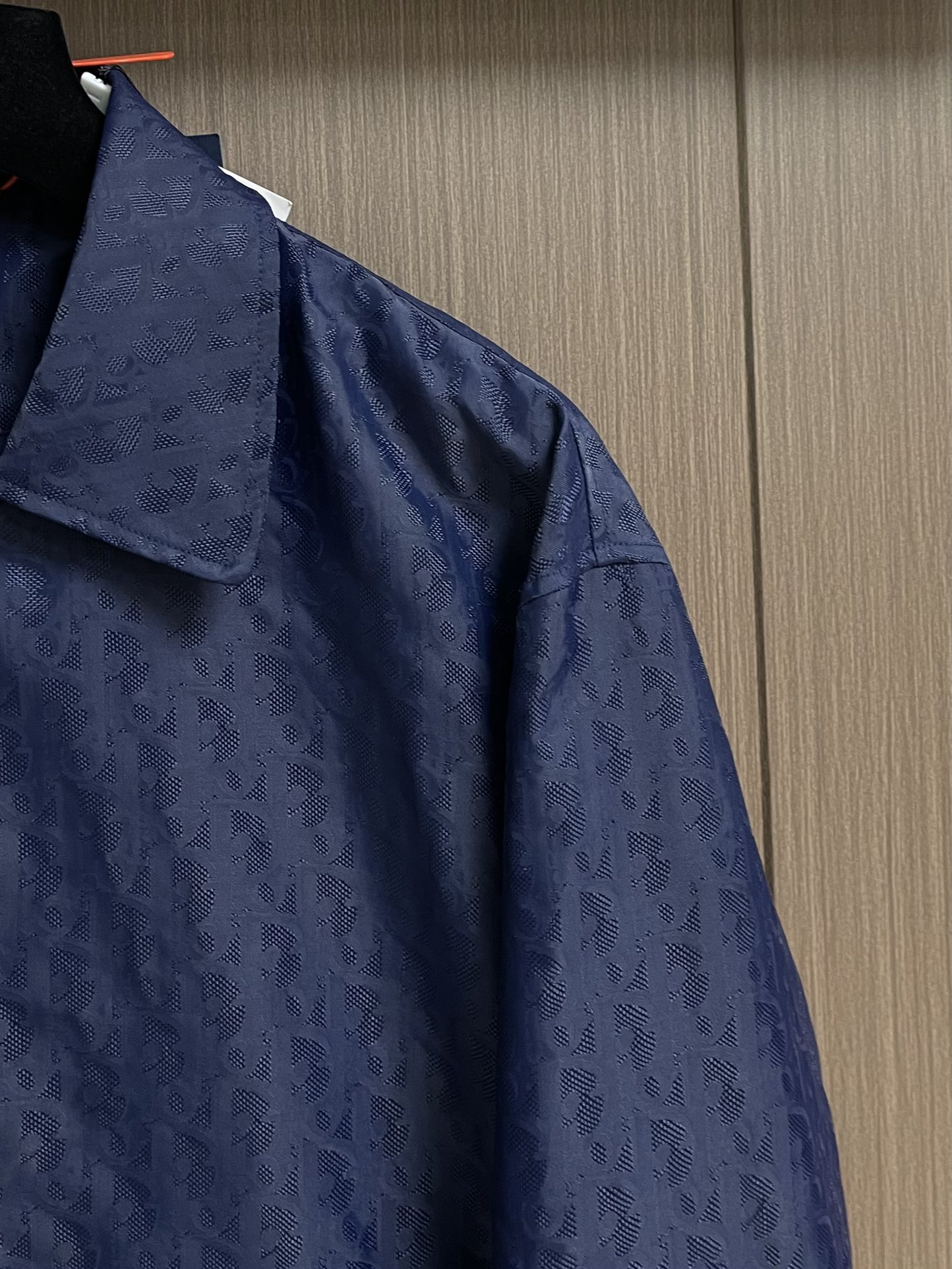 Dior 满印暗纹提花外套，绗缝提花科技面料 Oblique 印花绗缝效果，这款绗缝饰以 Oblique