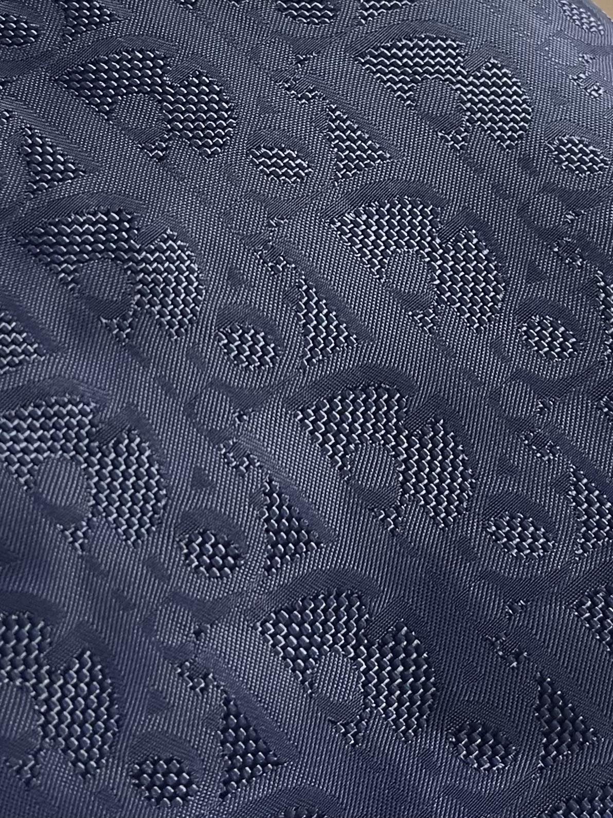 Dior 满印暗纹提花外套，绗缝提花科技面料 Oblique 印花绗缝效果，这款绗缝饰以 Oblique