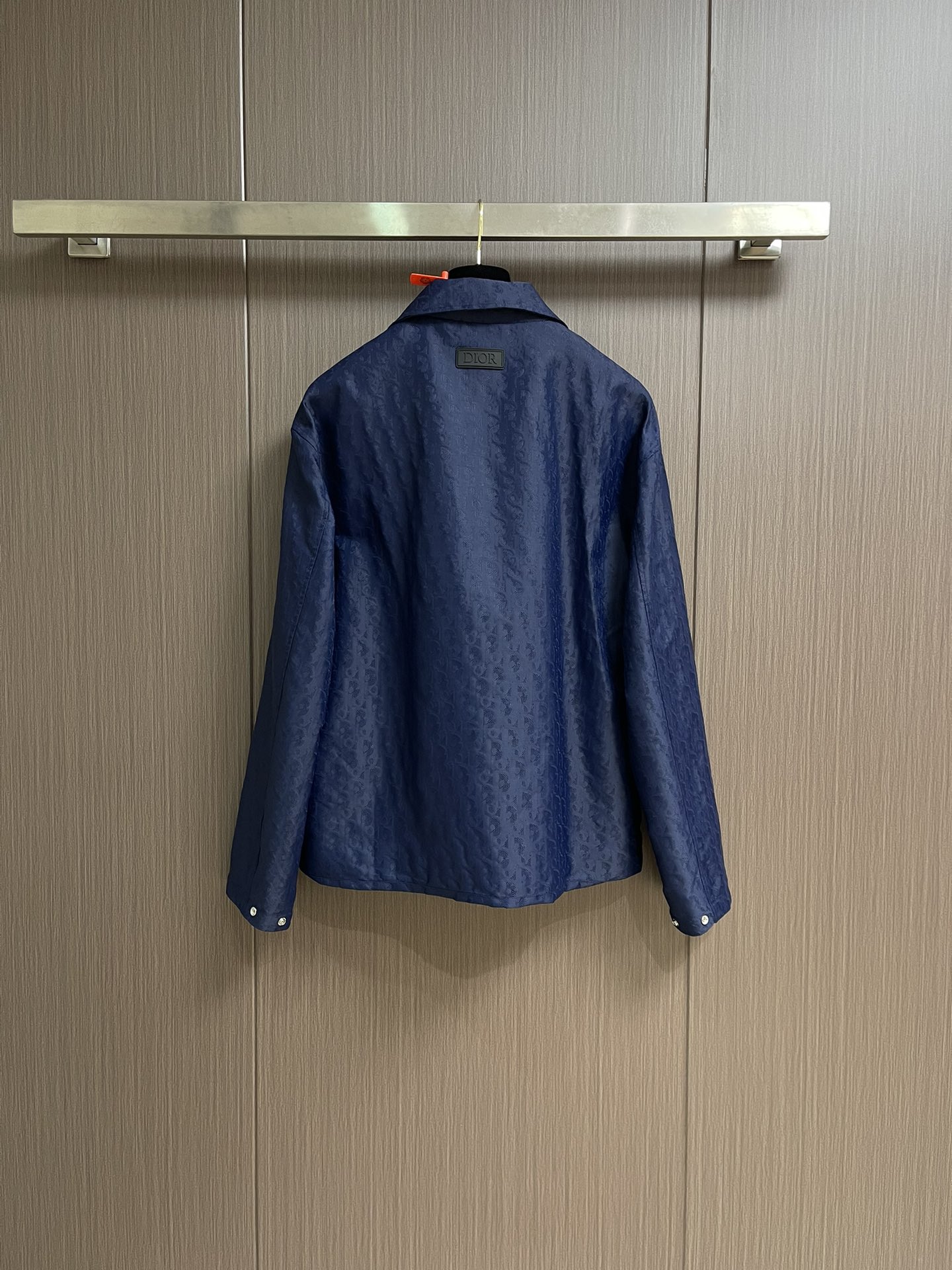 Dior 满印暗纹提花外套，绗缝提花科技面料 Oblique 印花绗缝效果，这款绗缝饰以 Oblique