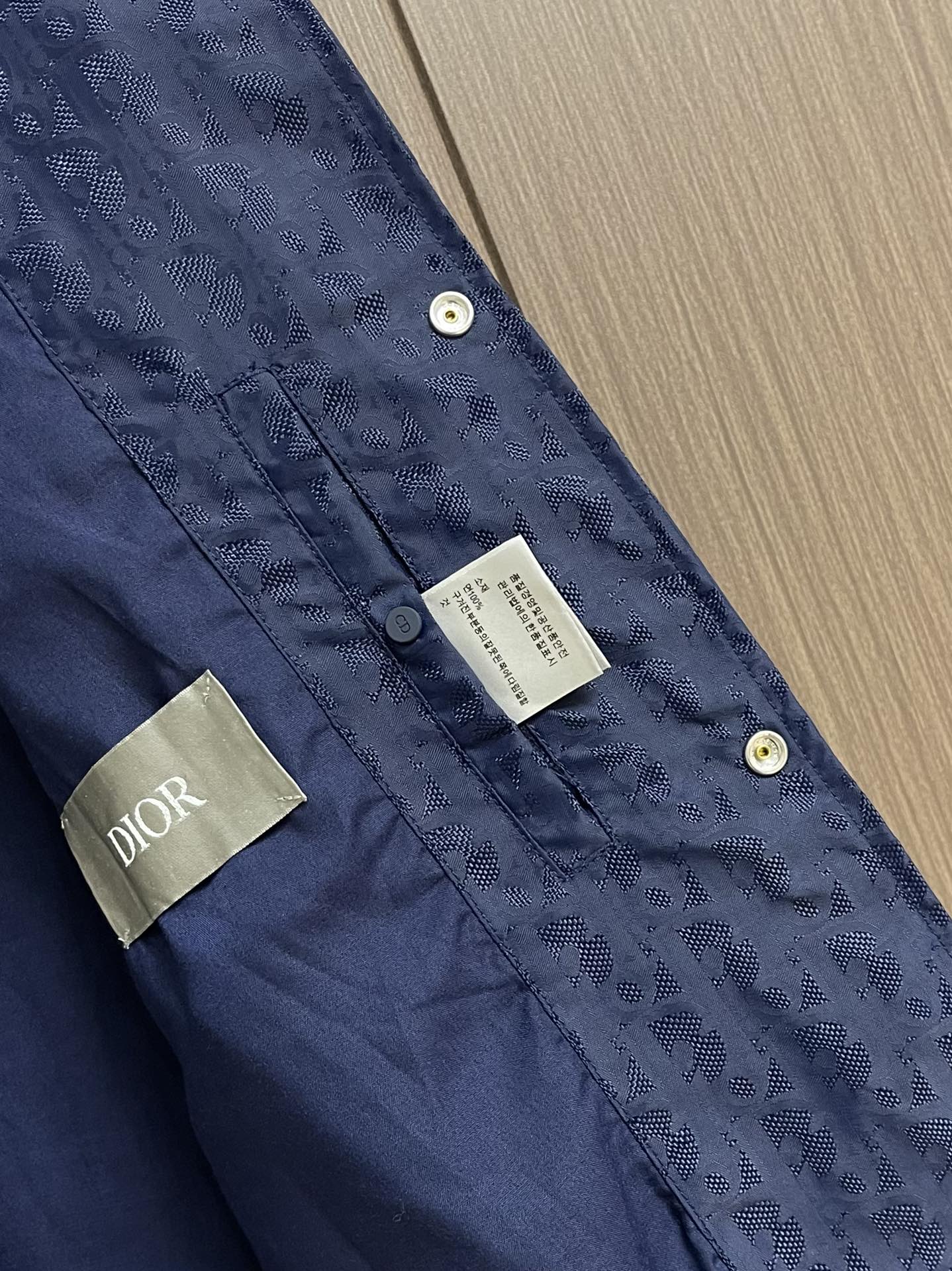 Dior 满印暗纹提花外套，绗缝提花科技面料 Oblique 印花绗缝效果，这款绗缝饰以 Oblique