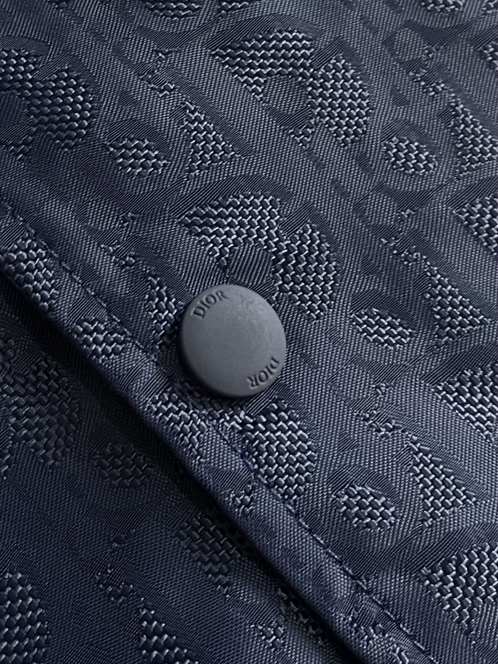 Dior 满印暗纹提花外套，绗缝提花科技面料 Oblique 印花绗缝效果，这款绗缝饰以 Oblique