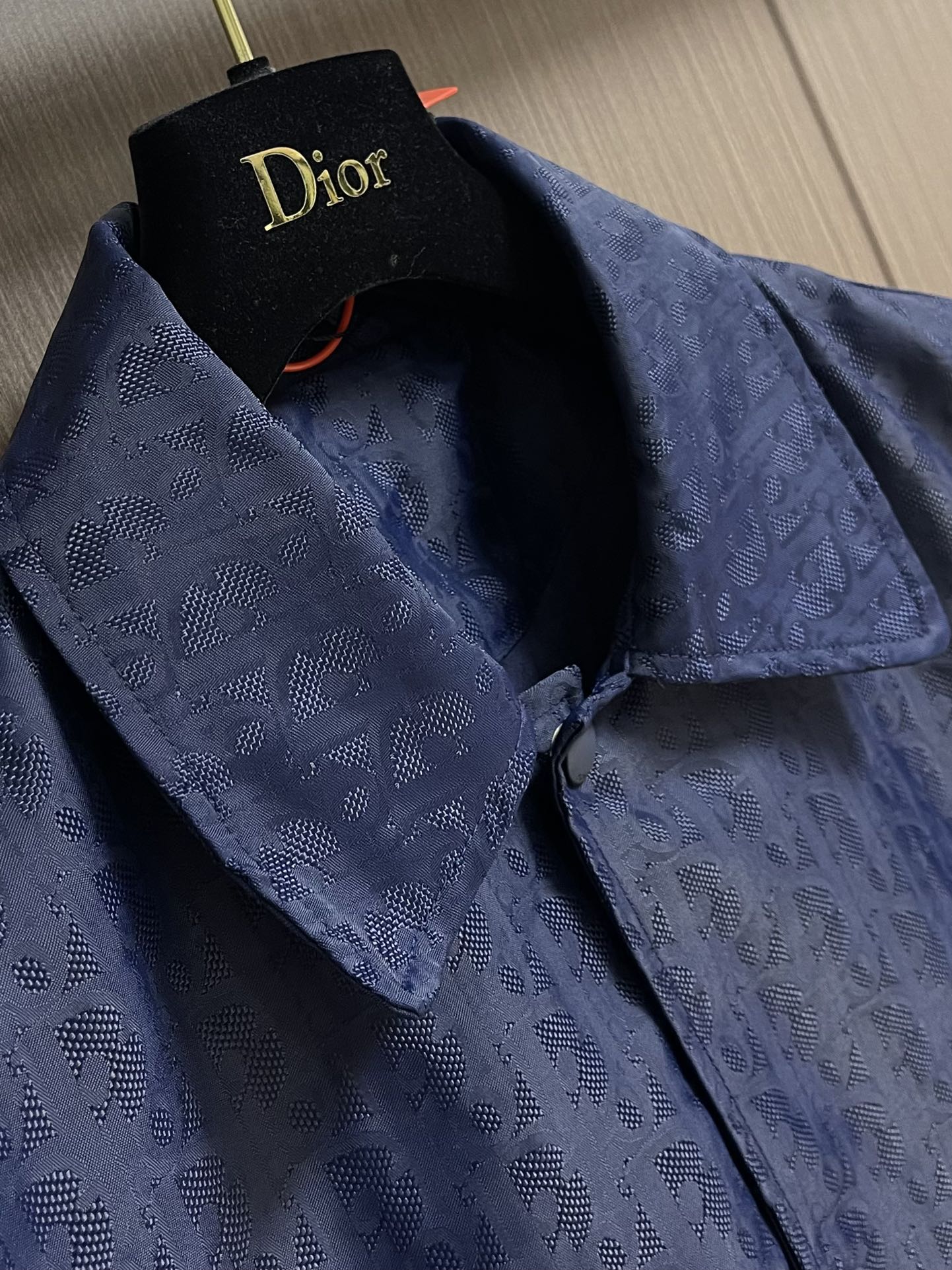 Dior 满印暗纹提花外套，绗缝提花科技面料 Oblique 印花绗缝效果，这款绗缝饰以 Oblique