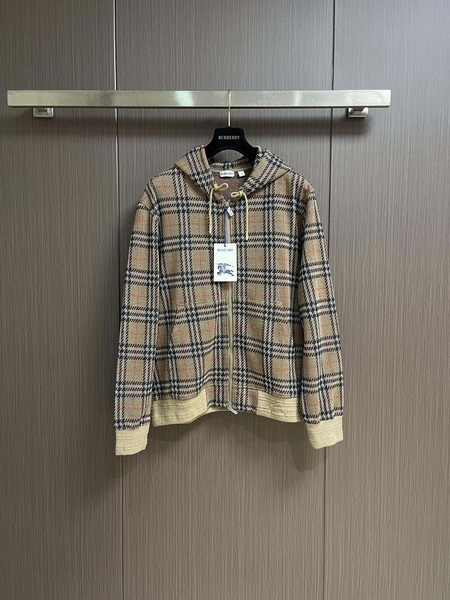 BURBERRY 棉质混纺格纹拉链开衫连帽外套，以棉为主体喂入6％聚酯纤维，2％弹性纤维混纺而成。棉纤维