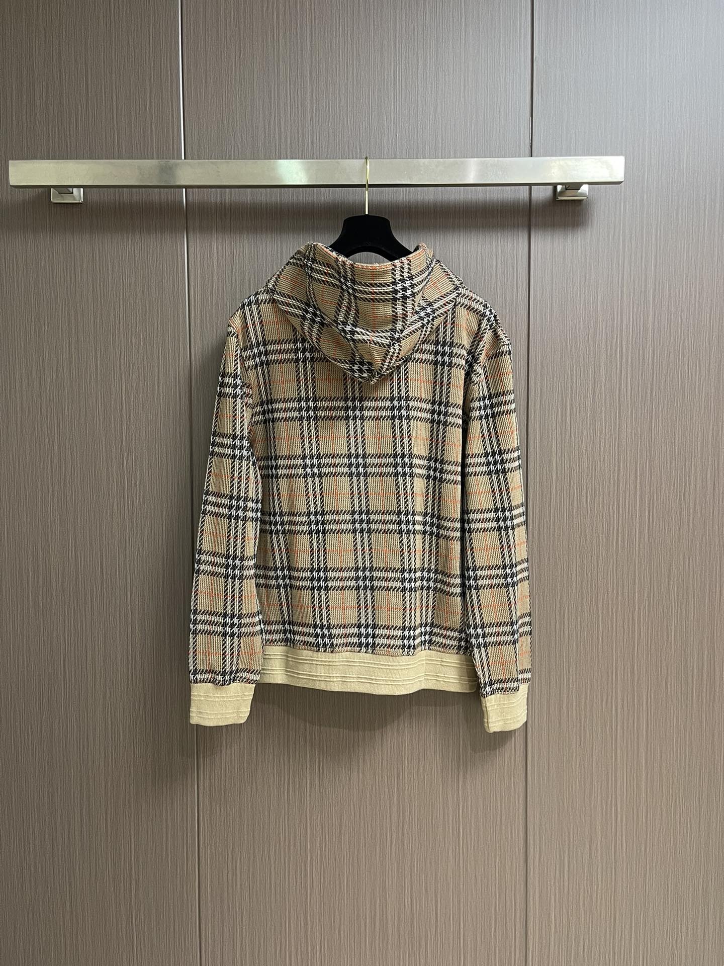 BURBERRY 棉质混纺格纹拉链开衫连帽外套，以棉为主体喂入6％聚酯纤维，2％弹性纤维混纺而成。棉纤维